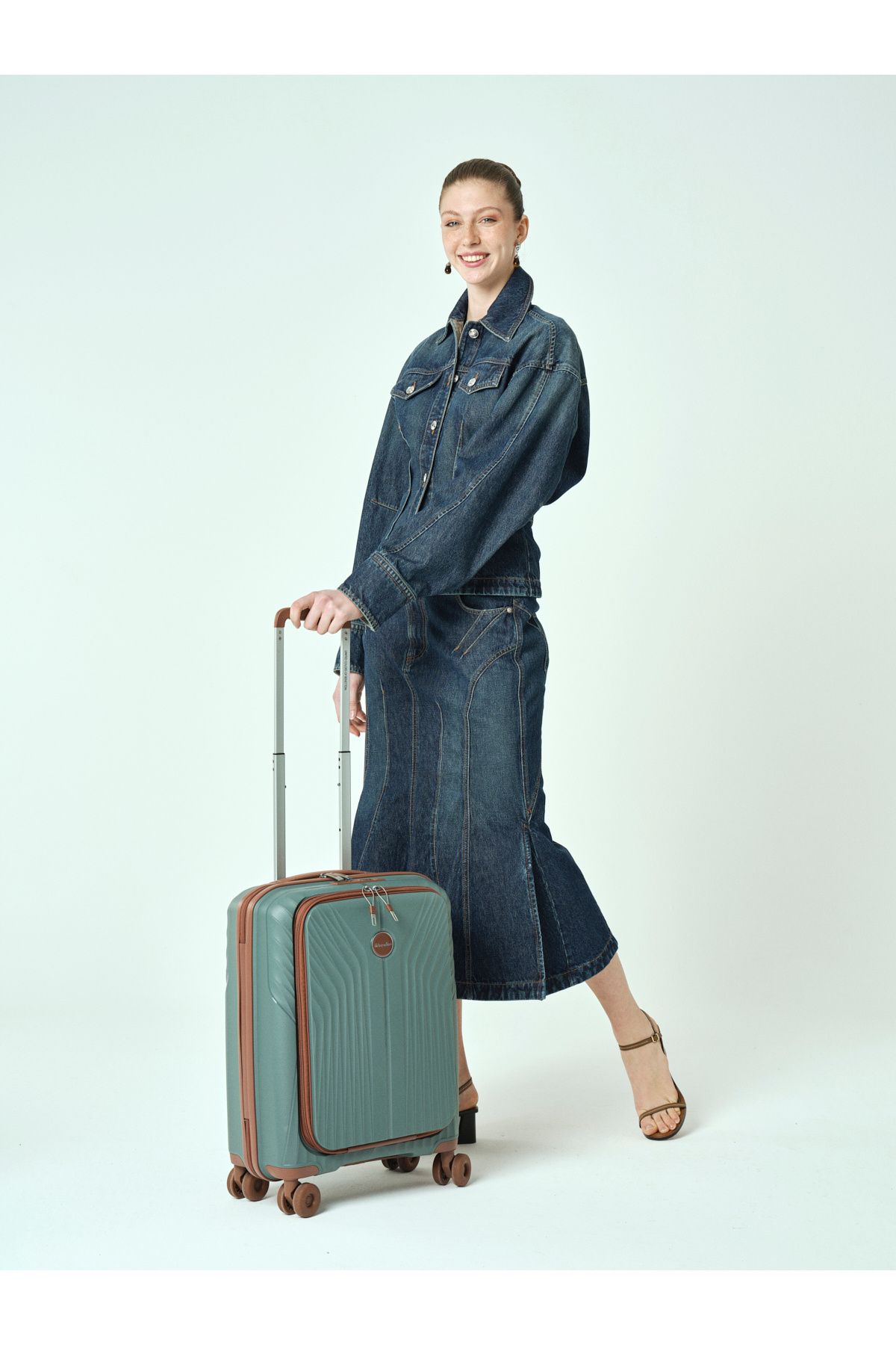 یونایتد کالرز آو بنتون چمدان نشکن پلی‌پروپیلن سایز کوچک بنتون مدل ۸۰۱۰ با محفظه لپ‌تاپ، چرخ‌دار، آنتراسیت