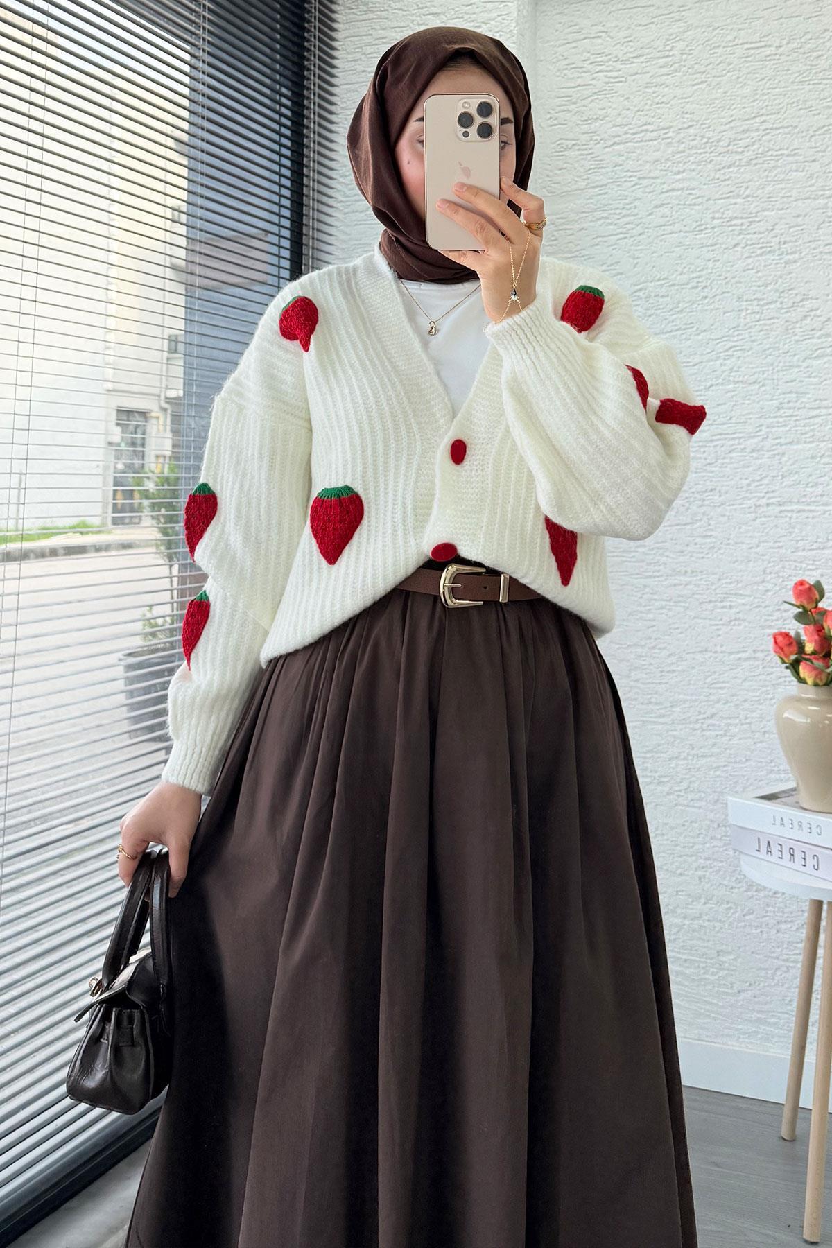 MELEK ARAZ  Çilek Desenli Kısa Oversize Triko Hırka – Ekru - Görsel 3