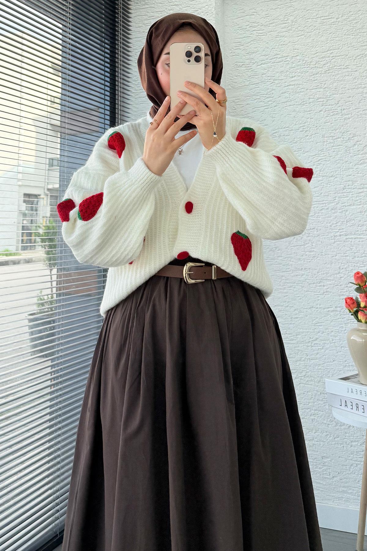 MELEK ARAZ  Çilek Desenli Kısa Oversize Triko Hırka – Ekru - Görsel 4