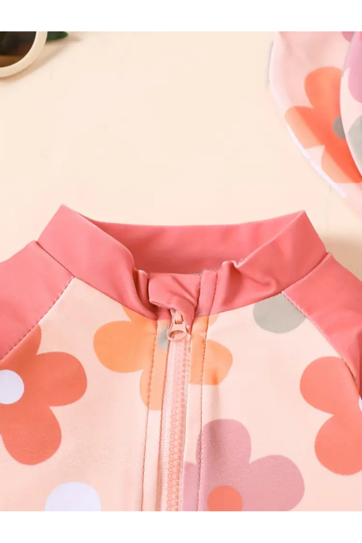 MODA Uzun kollu tulum mayo, hafif ve esnek yapısıyla rahat kullanım sunar; uyumlu şapkalı set. fotoğrafı 3 (önizleme)