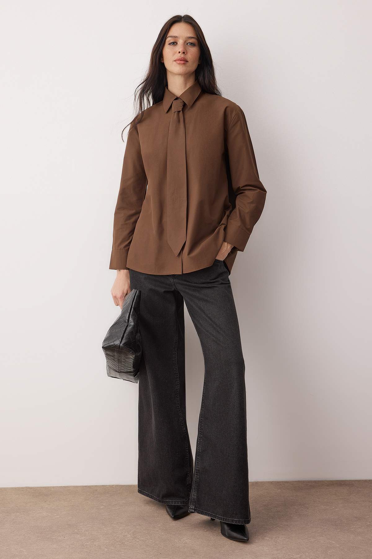 Trendyolmilla  Kahverengi Kravatlı Geniş Kesim Gömlek TWOAW26GO00142 - Görsel 2