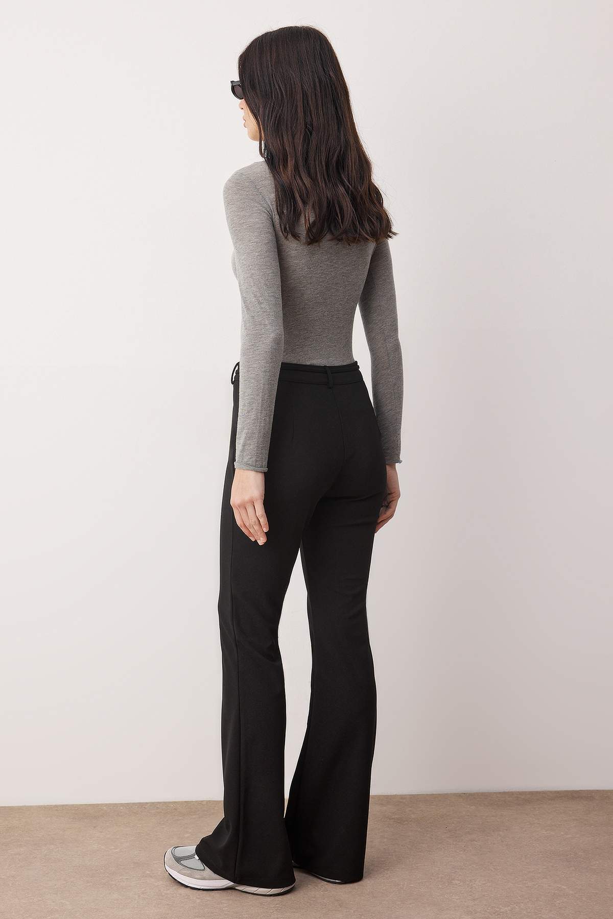 Trendyolmilla  Siyah Wide Leg/Geniş Paça Kemer Detaylı Krep Esnek Örme Pantolon TWOAW26PL00040 - Görsel 3