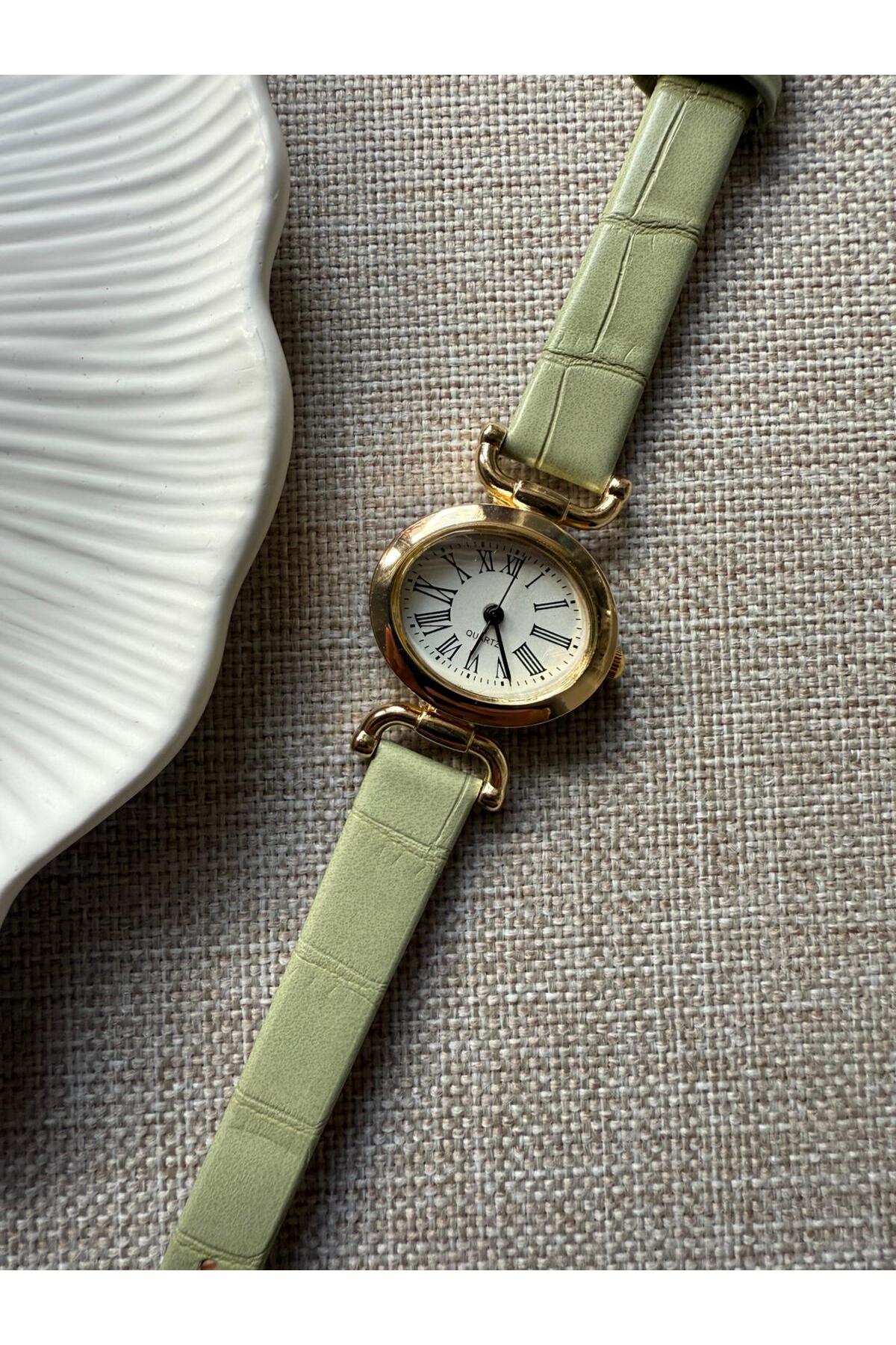 QUARTZ  Retro Minimal Vintage Çağla Yeşili Renk Kroko Desenli Kordon Kadın Kol Saati Kelebek Model