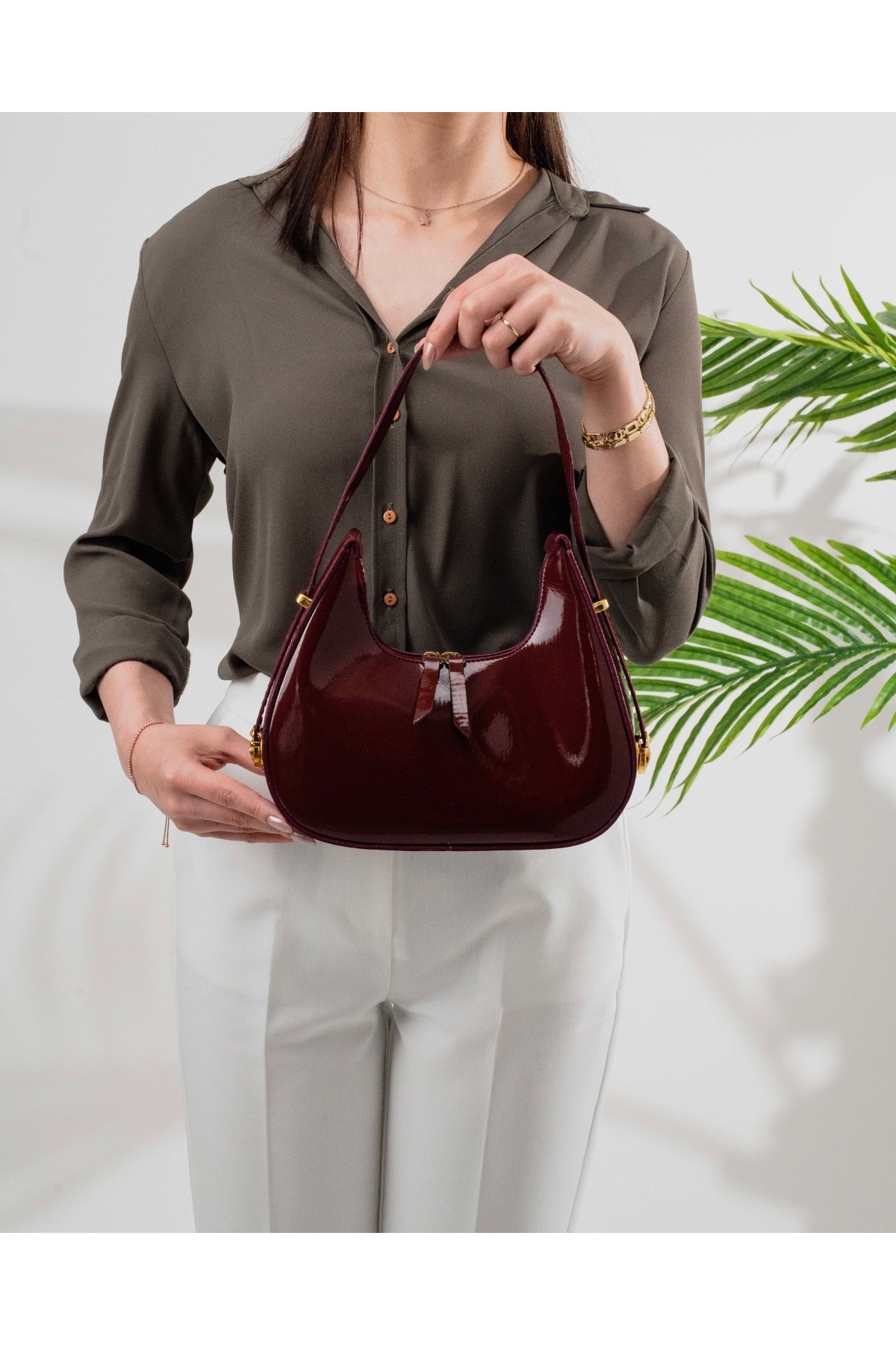 حقيبة كتف نسائية ذات حزام خاص باللون العنابي