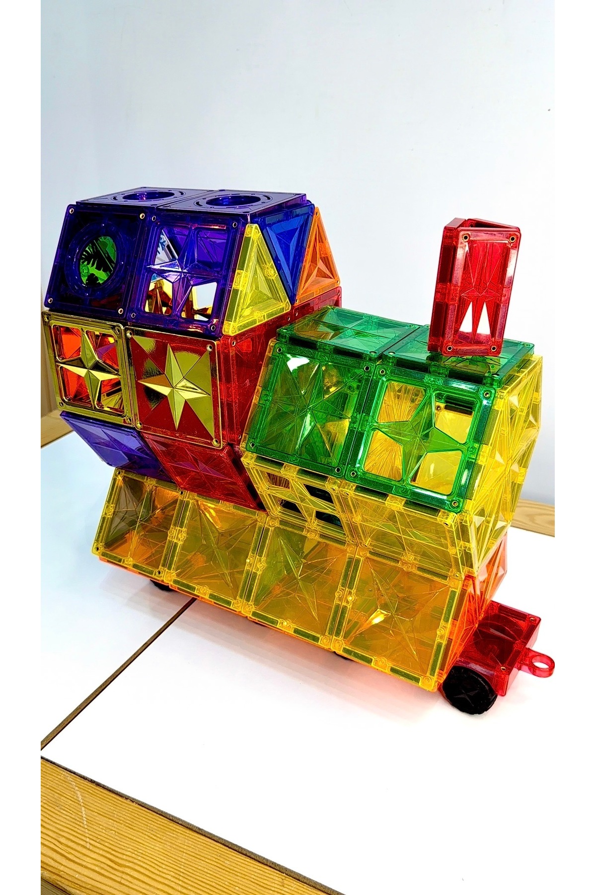 ۱۵۲ قطعه بلوک‌های مغناطیسی ساختنی، ۲ کاشی مغناطیسی چرخ‌دار و قطعات خودرو