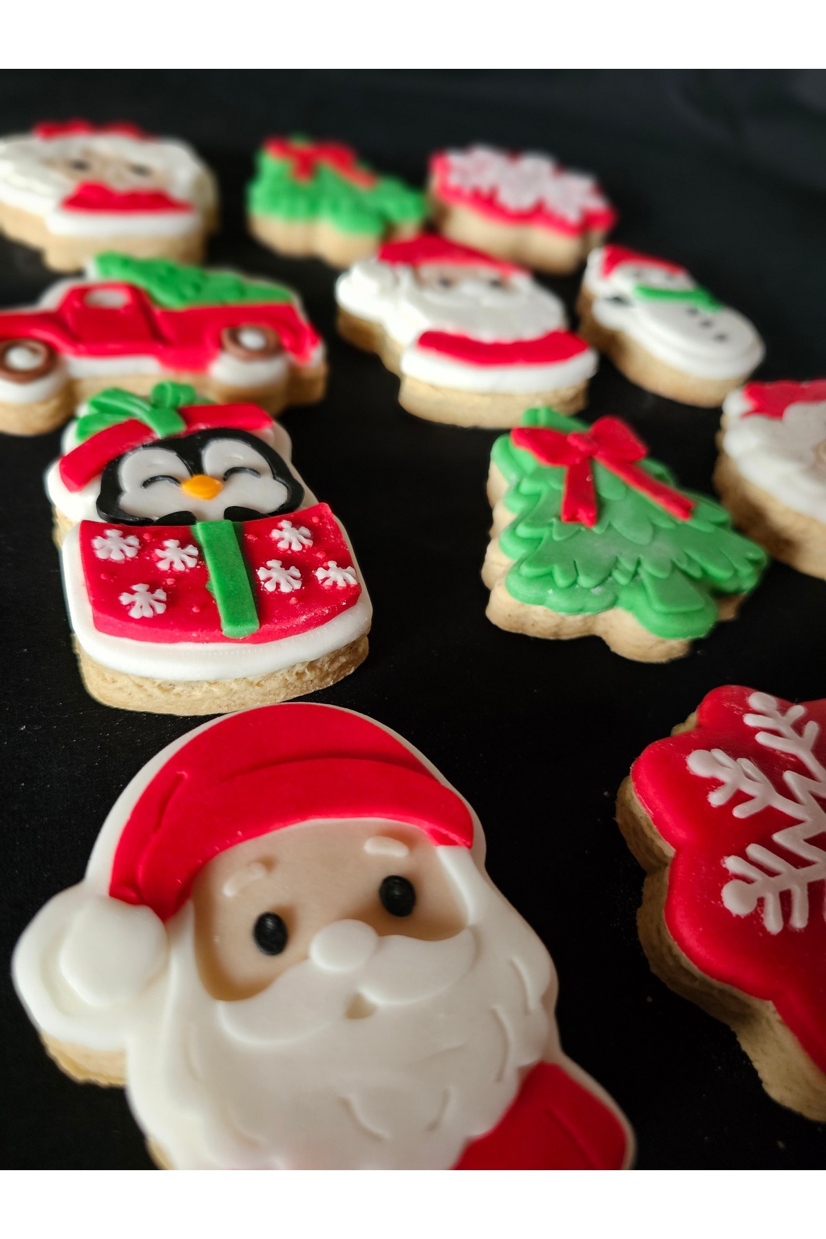 Mimosa Bakery 12 Adet Yılbaşı Kurabiyesi Noel Baba Anne Çam Ağacı Kardan Adam Şeker Hamurlu Kurabiye