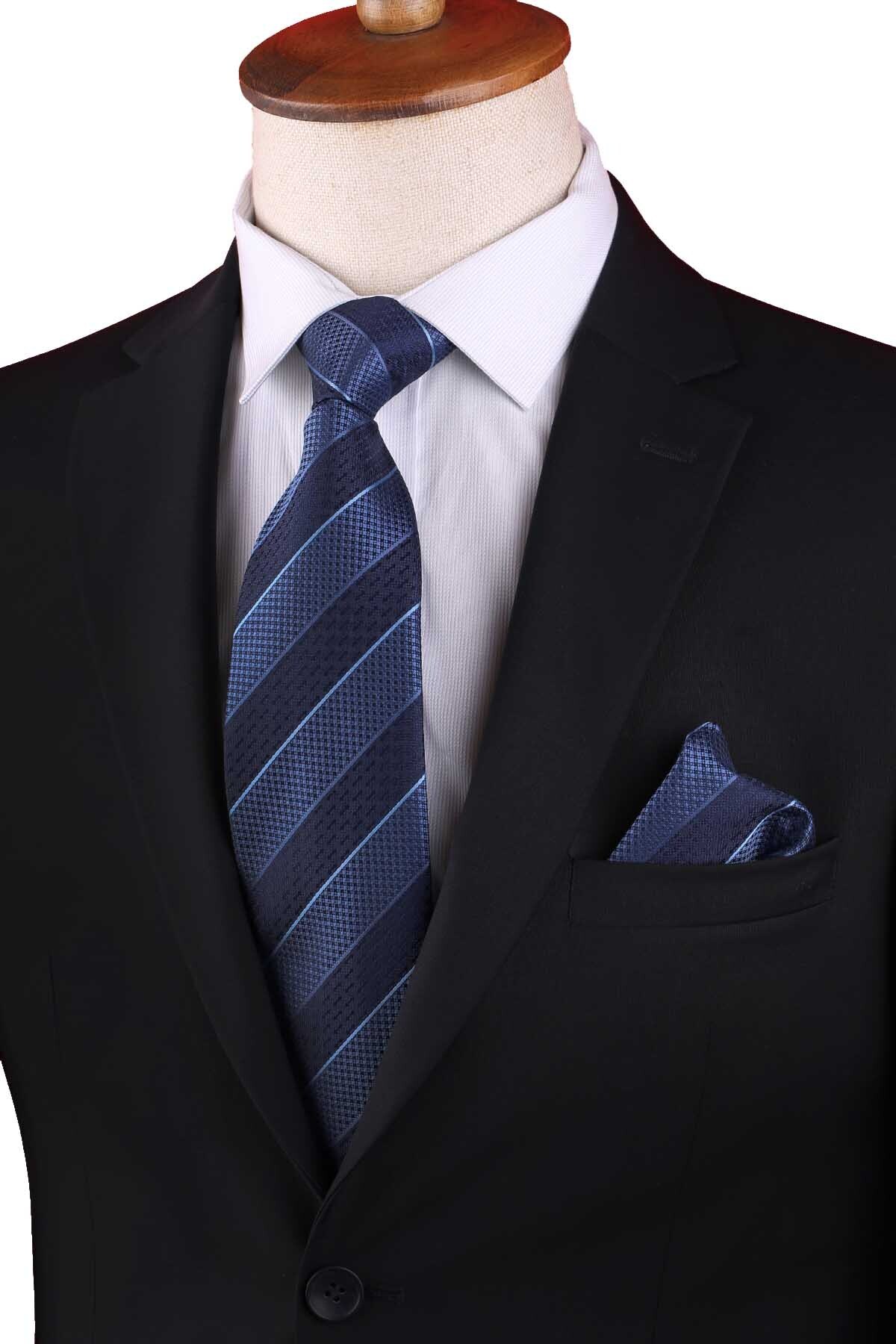  کراوات کلاسیک راه راه سرمه‌ای آبی با دستمال جیبی KK13151