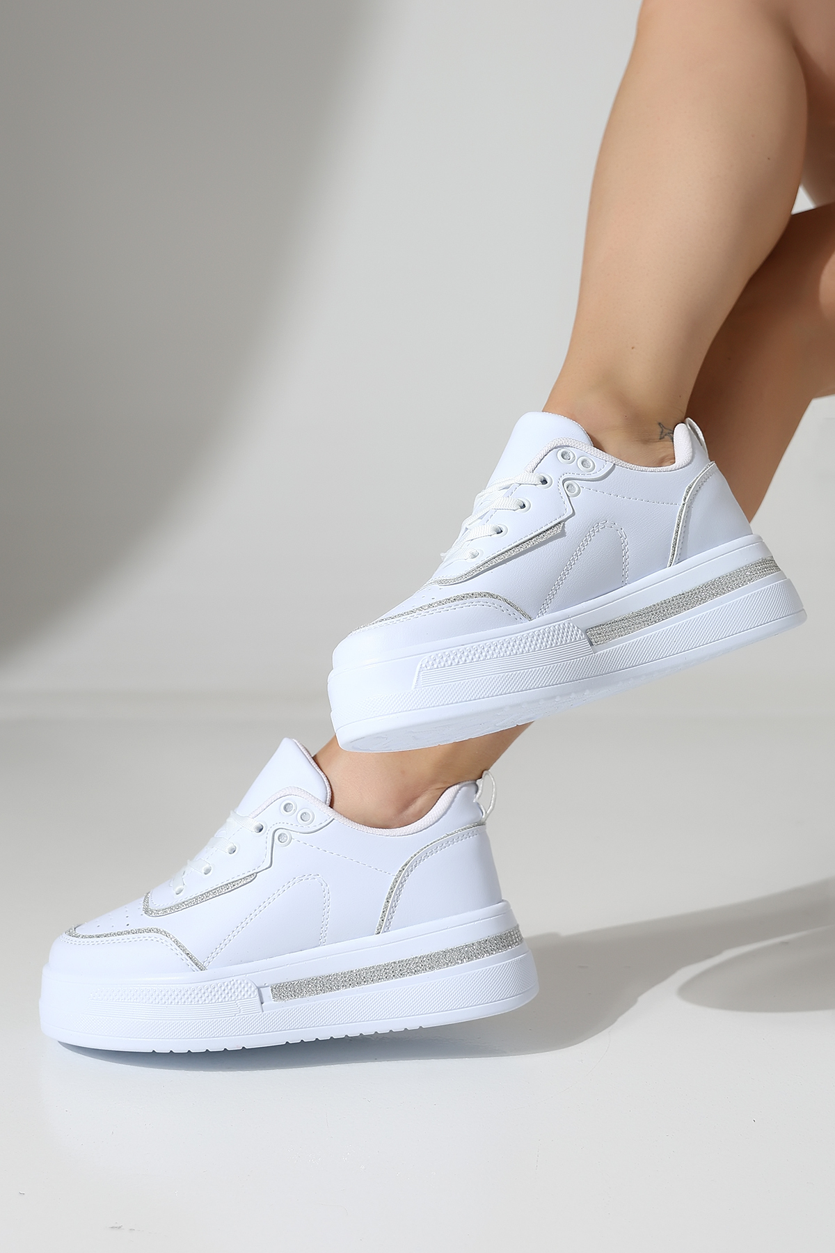 Encool Simli Detaylı Beyaz Yüksek Tabanlı Kadın Sneaker, Konforlu ve Şık Kadın Ayakkabı