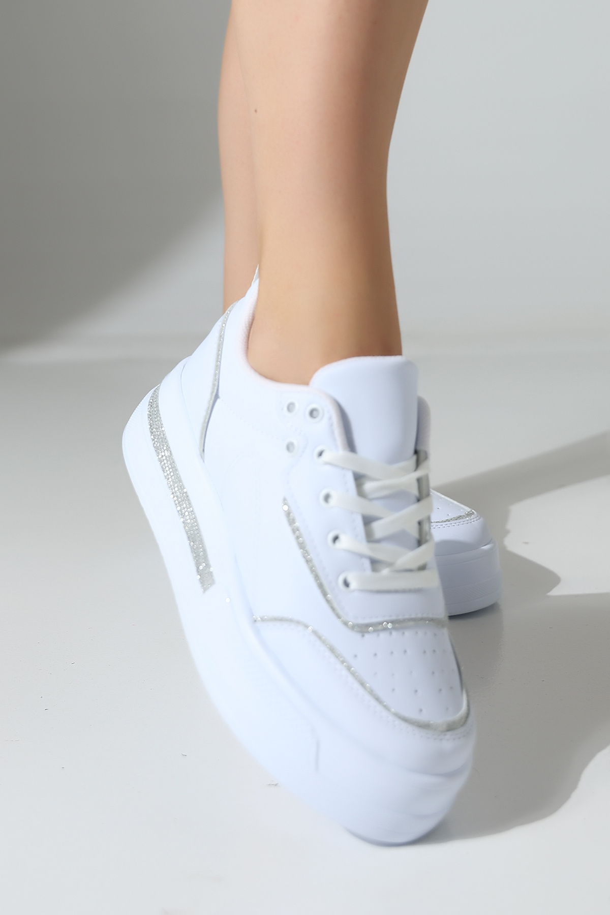 Encool Simli Detaylı Beyaz Yüksek Tabanlı Kadın Sneaker, Konforlu ve Şık Kadın Ayakkabı görsel 3