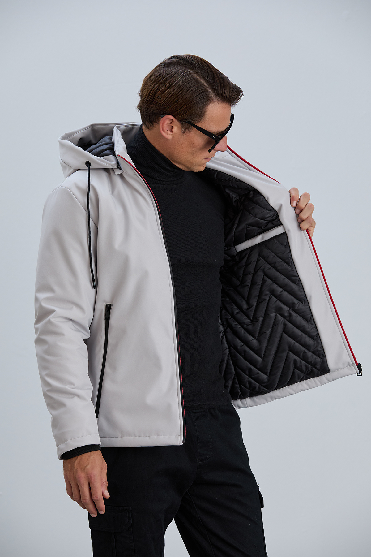 کاپشن مردانه طرح‌دار با جزئیات چاپ‌شده و آستردار از جنس SoftShell — اکرو BRONX26 — تصویر 6 از 8