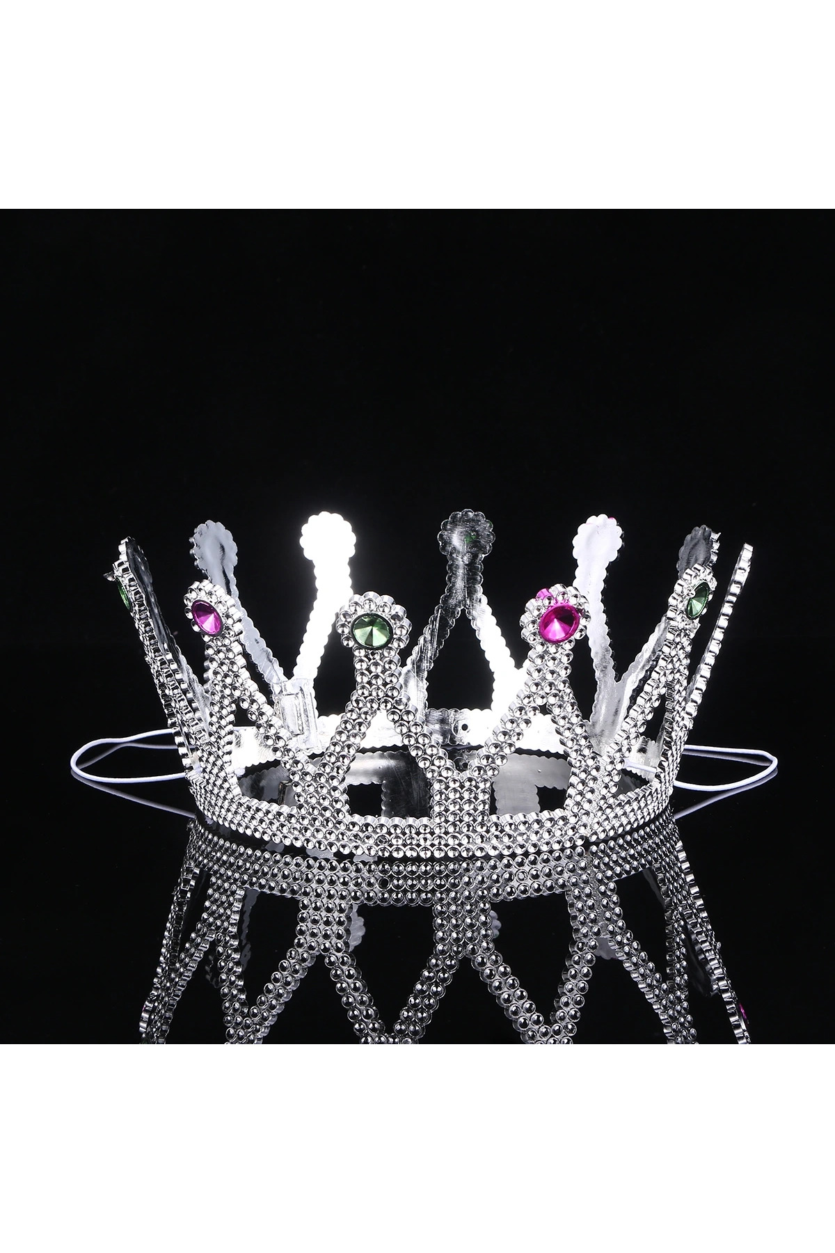 تاج ملکه نقره‌ای رنگ