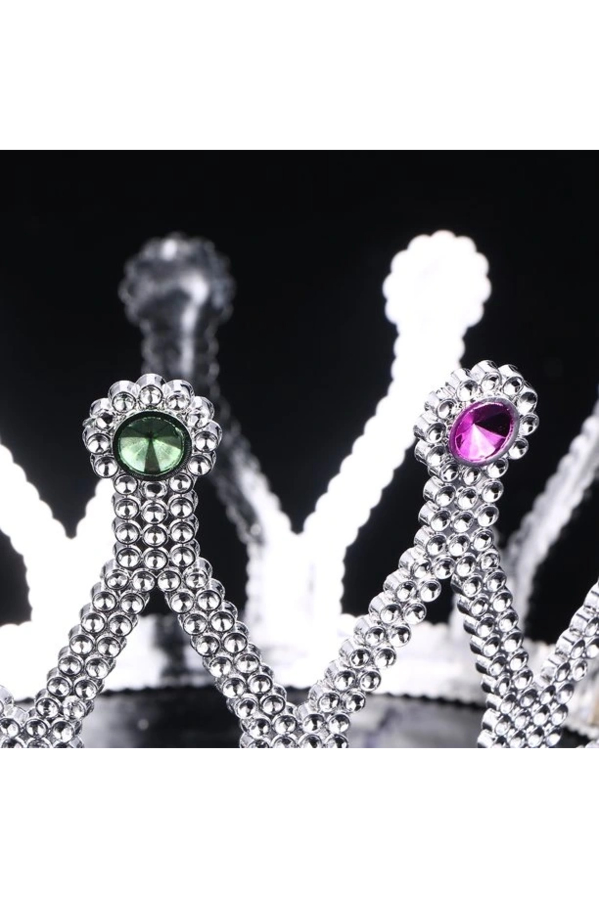 تاج ملکه نقره‌ای رنگ