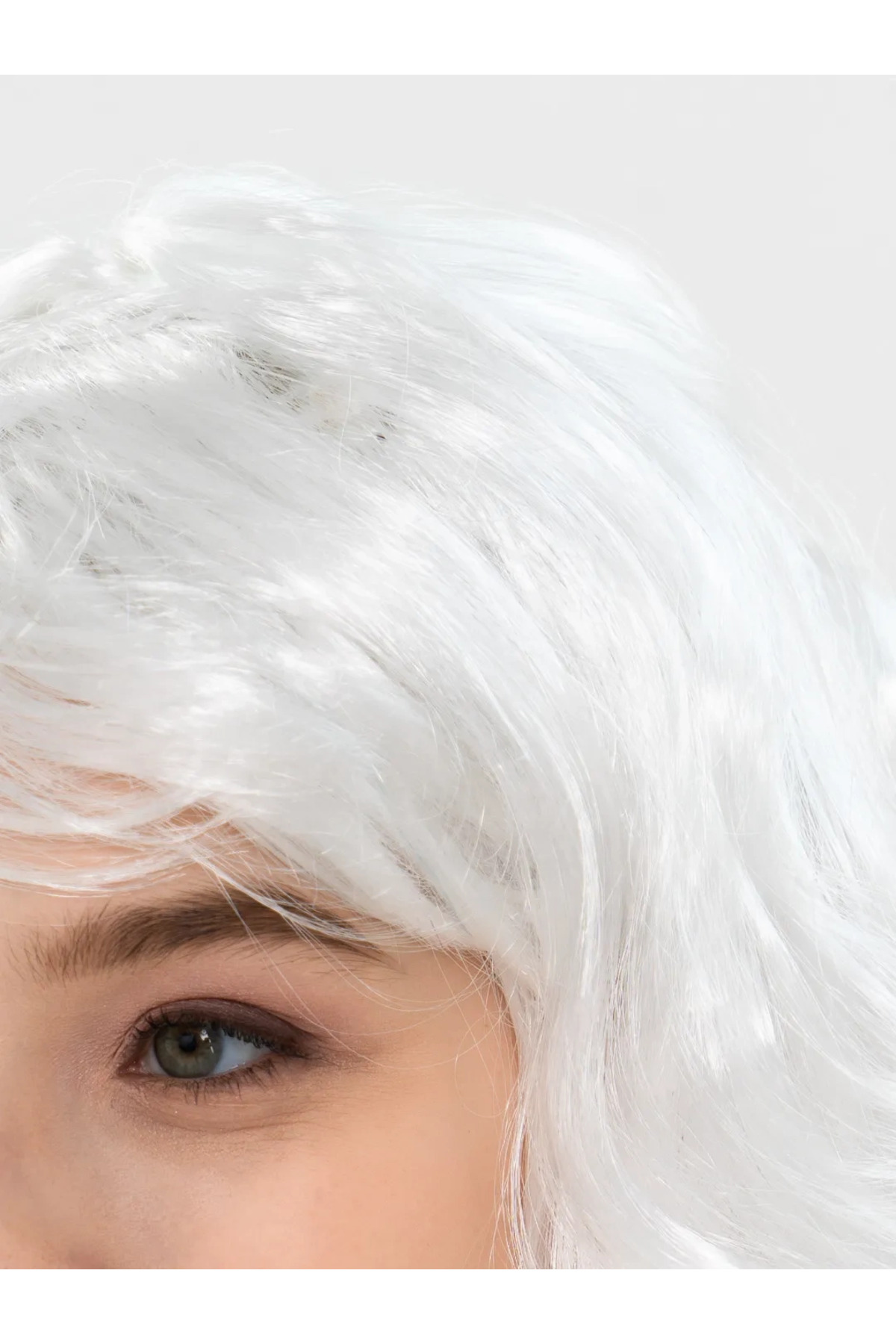 ویگ مجلسی بلند و موج‌دار سفید با فرنج