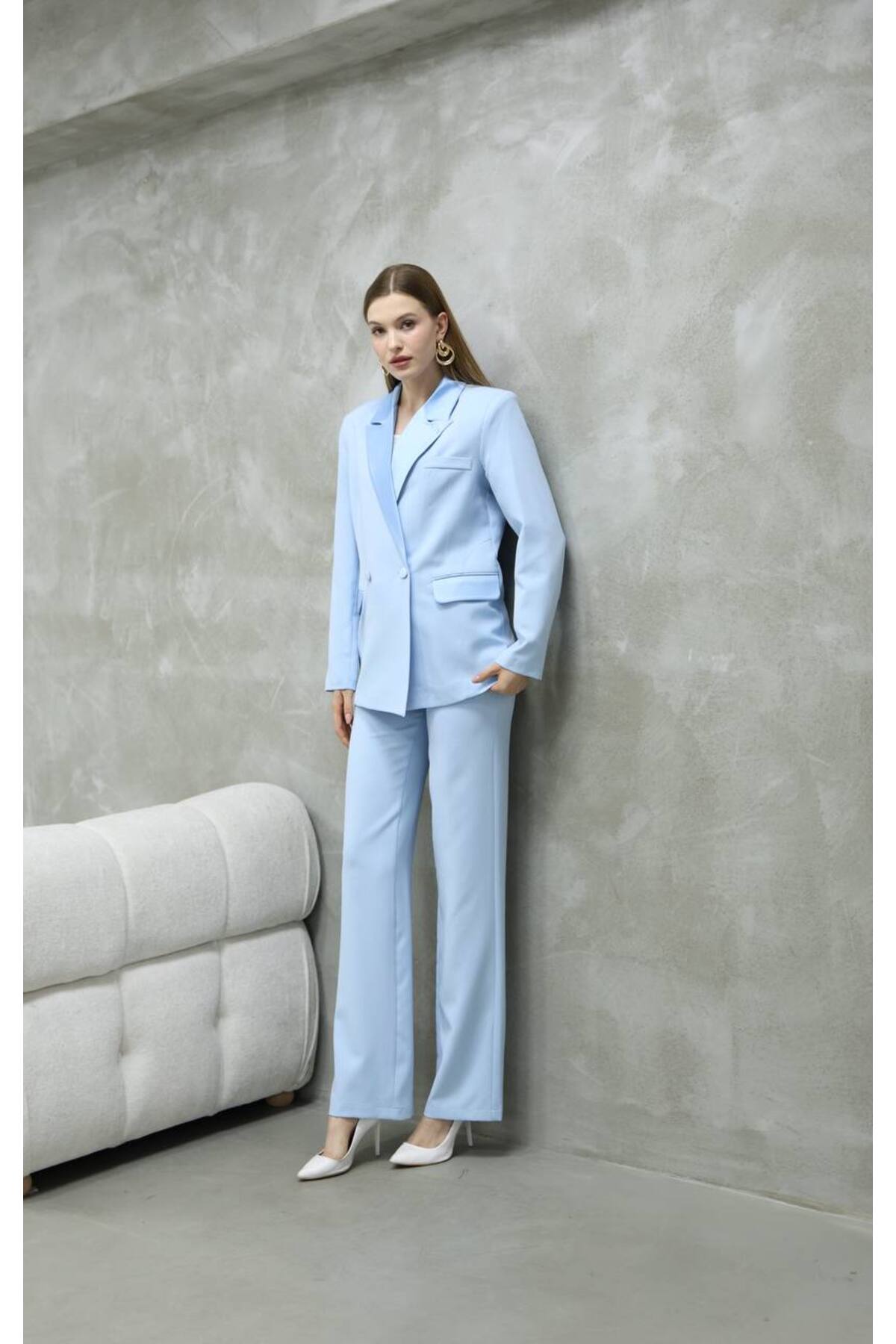 Costume tailleur bleu satiné pour femme avec veste et pantalon - Görsel 4