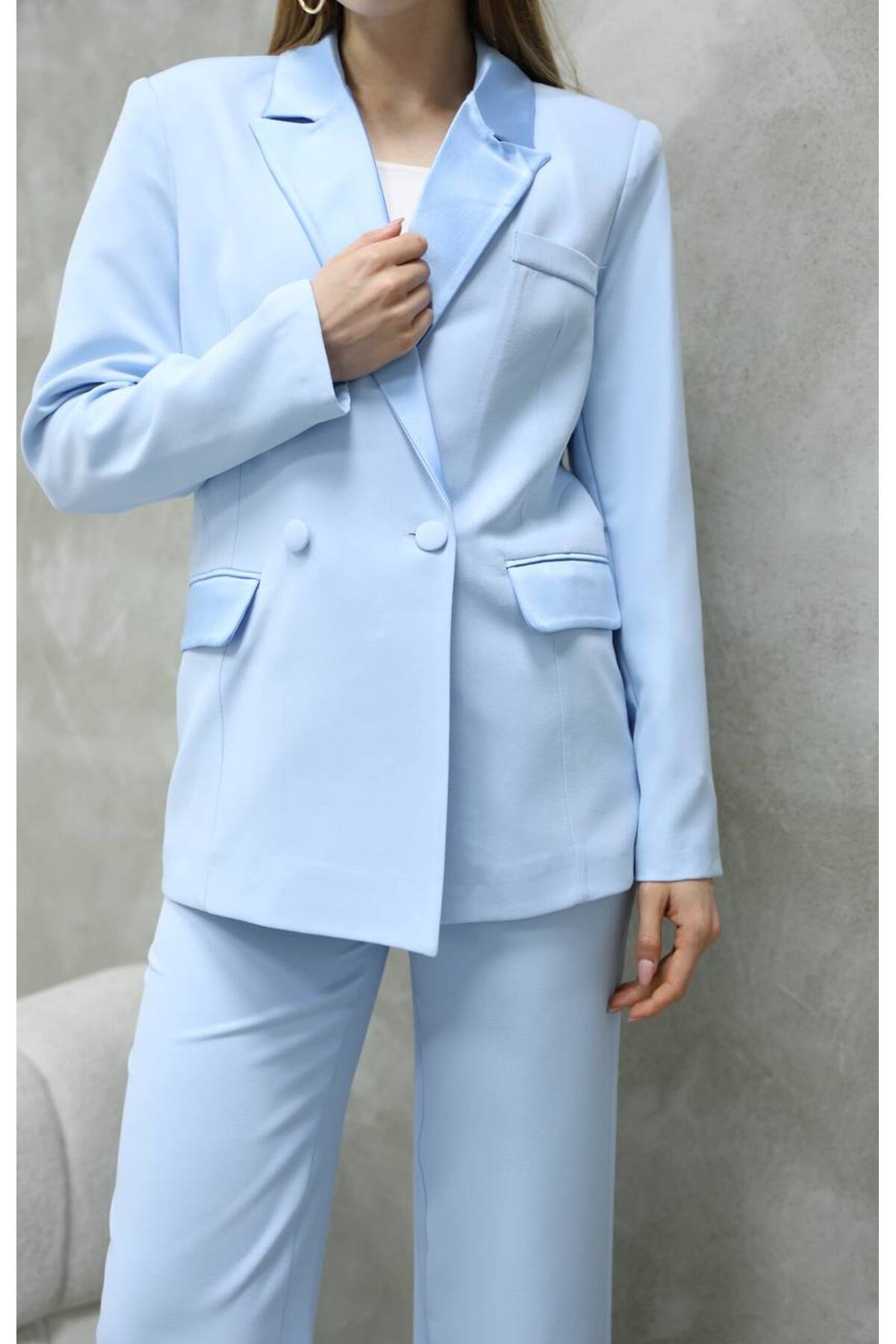 Costume tailleur bleu satiné pour femme avec veste et pantalon - Görsel 3