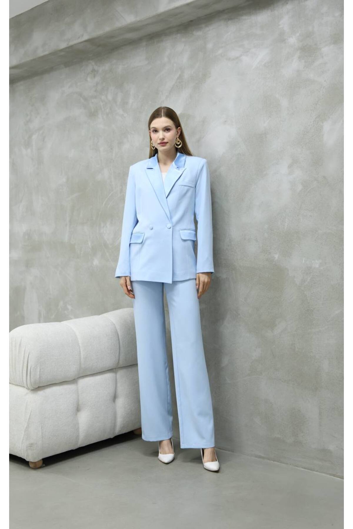 Costume tailleur bleu satiné pour femme avec veste et pantalon - Görsel 5