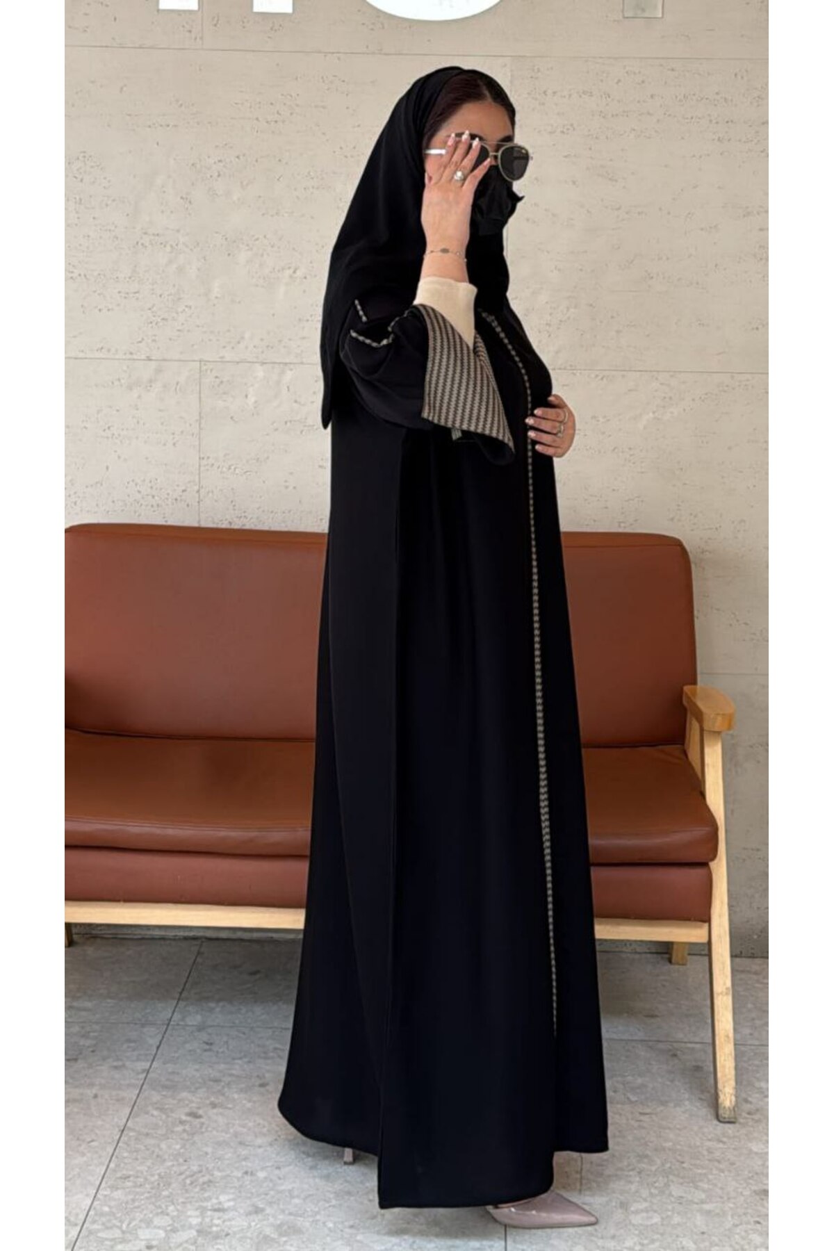 عباية سارة – فخامة الكريب بتفاصيل نقشة الهيرن بون