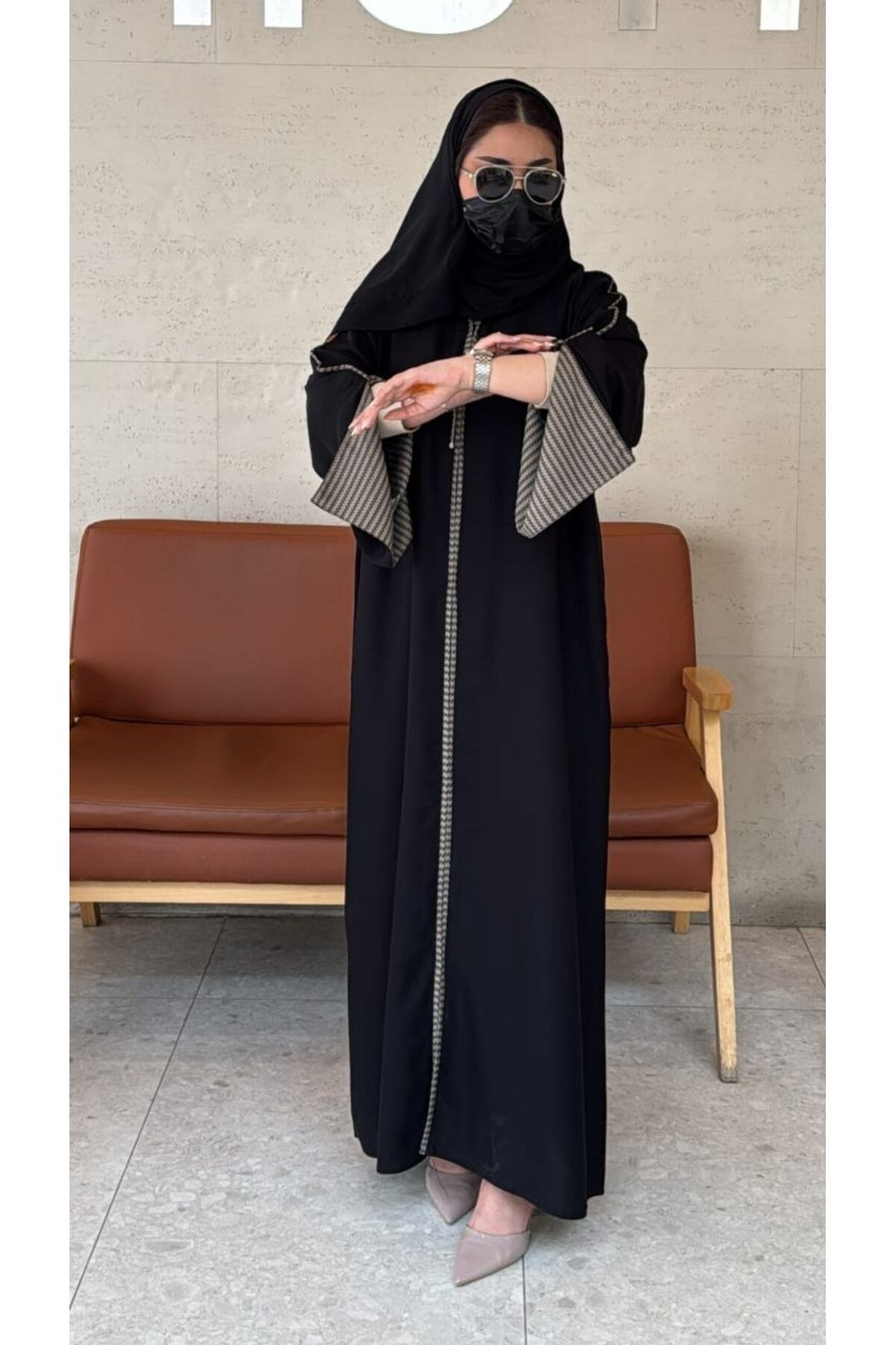 عباية سارة – فخامة الكريب بتفاصيل نقشة الهيرن بون