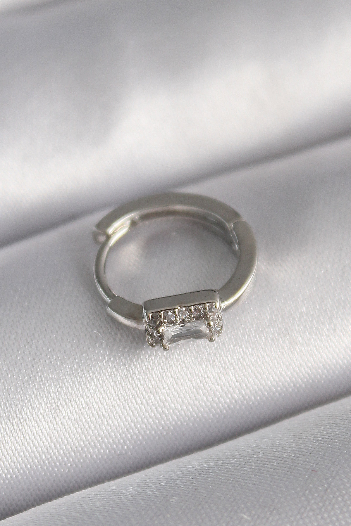 Skygo 316L Çelik Gümüş Renk Kare Zirkon Taşlı Tragus Piercing - TJ-PR1309