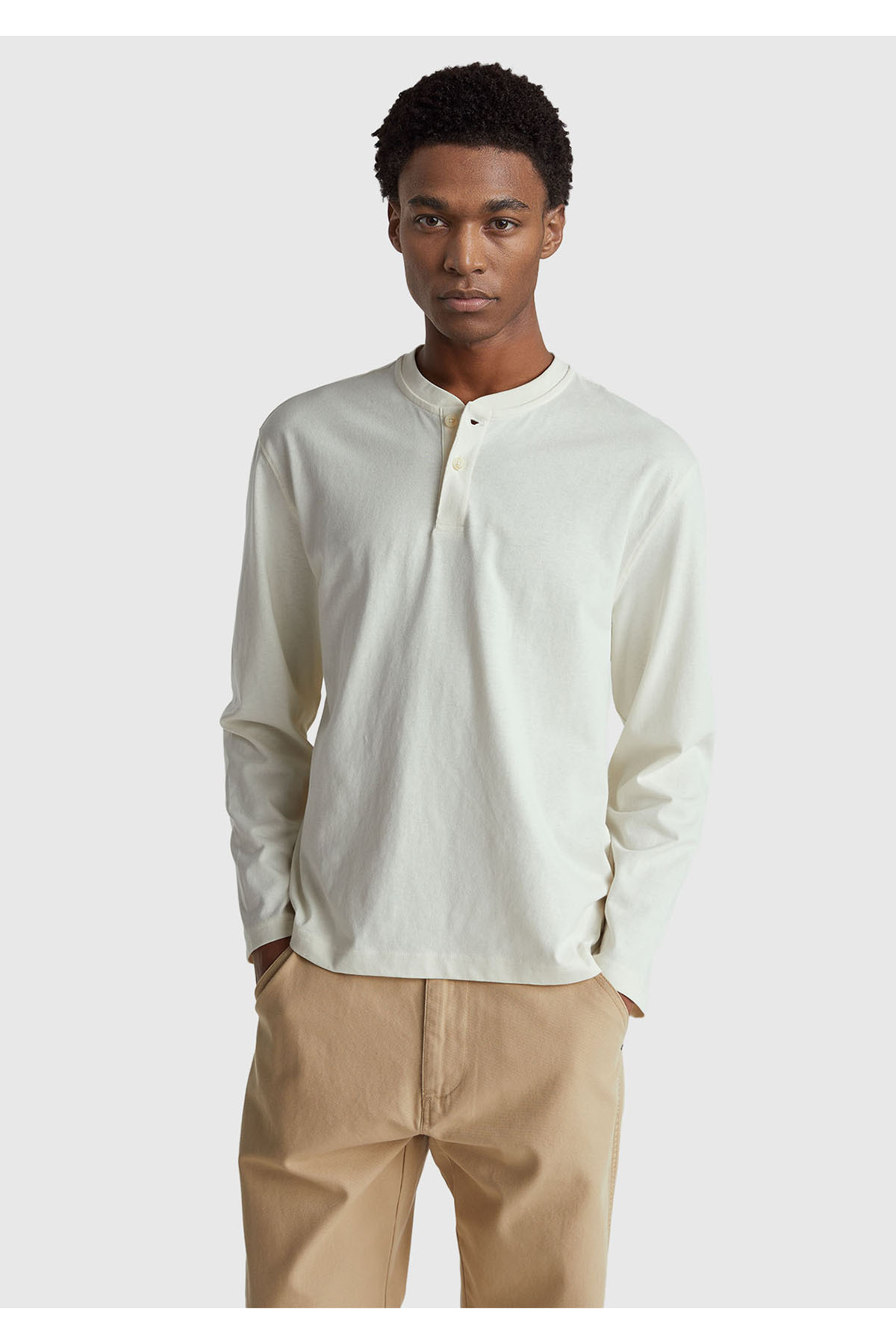 یونایتد کالرز آو بنتون تی‌شرت آستین بلند یقه گرد جلو دکمه‌دار مردانه، ۱۰۰٪ پنبه، کرم رنگ