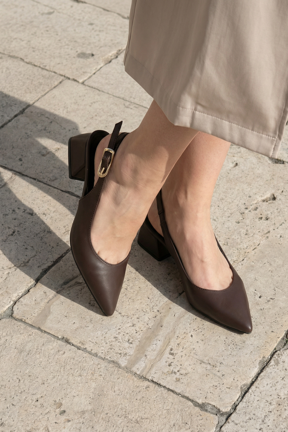 حذاء نسائي ذو كعب قصير