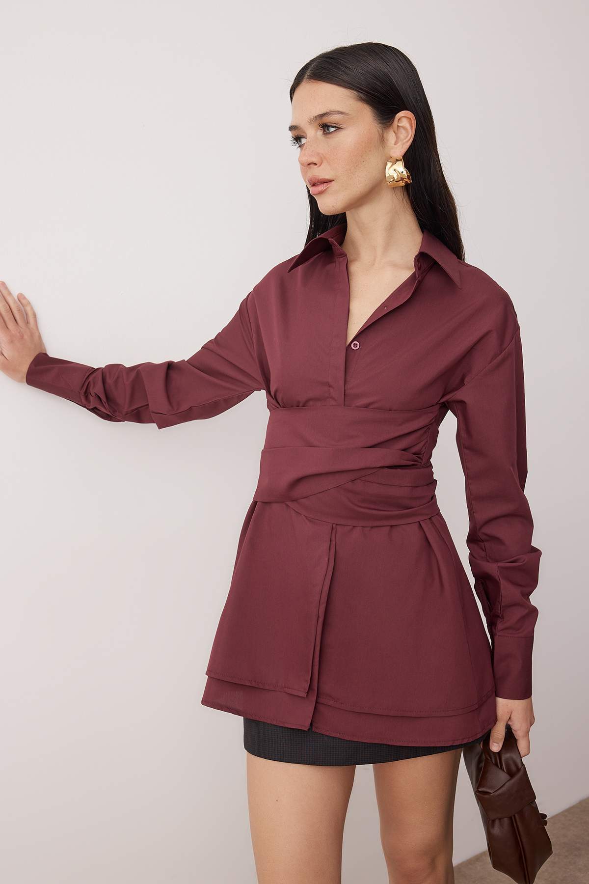 Trendyolmilla  Bordo Bele Oturan Büzgü Detaylı Şık Gömlek TPRAW26GO00002 - Görsel 2