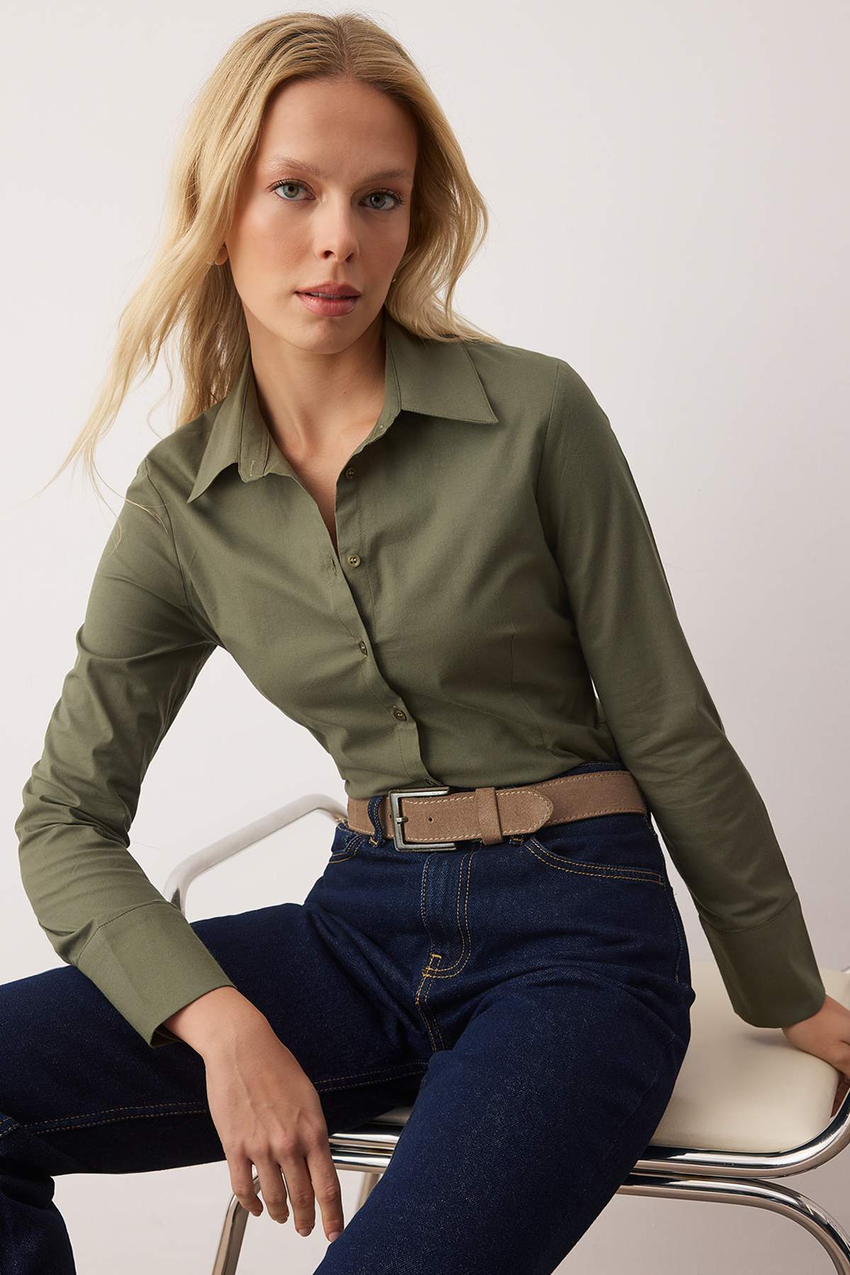 Trendyolmilla  Wardrobe Essentials Haki Hafif Bele Oturan Pamuklu Dokuma Gömlek TWOAW26GO00022 - Görsel 2