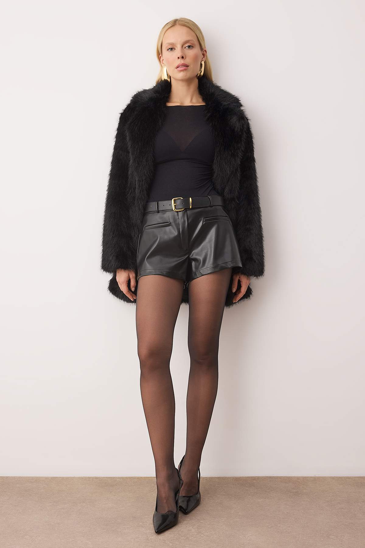 Trendyolmilla  Siyah Suni Deri Ekstra Mini Şort TPRAW26SR00004 - Görsel 2