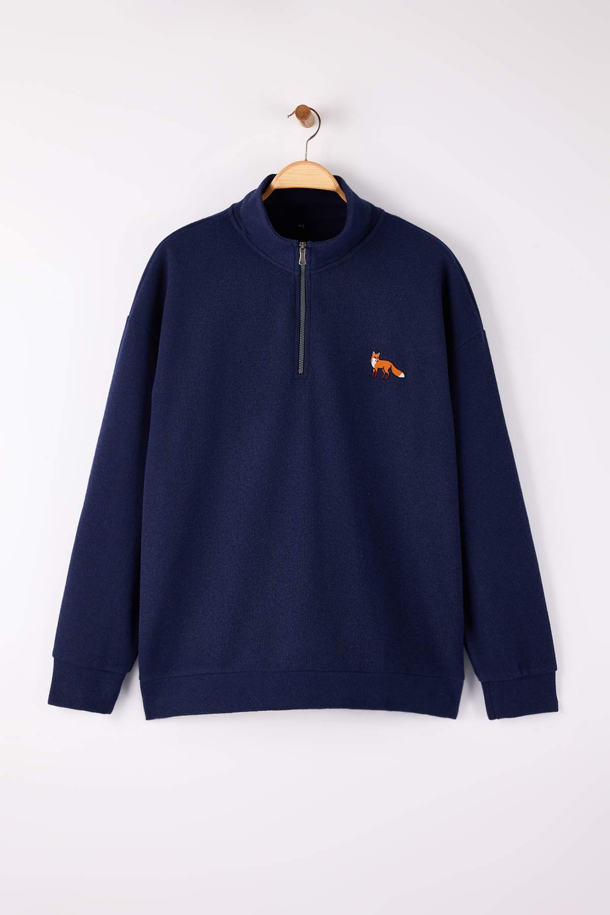 Trendyolmilla Man Lacivert Yeni Oversize Büyük Beden Dokulu Dik Yaka Tilki Nakışlı Sweatshirt TMNAW26AO00000