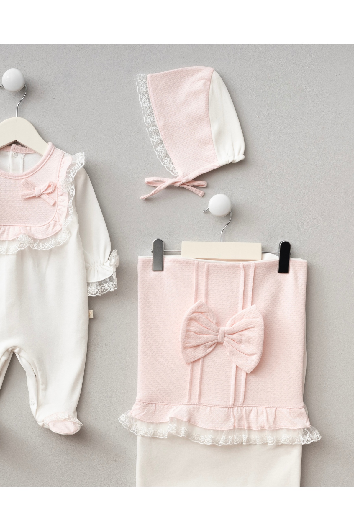 Mert Baby Bella 3'lü Organik Hastane Çıkış Seti Fiyonk Detaylı %100 Pamuk Yenidoğan Kız Bebek fotoğrafı 2 (önizleme)