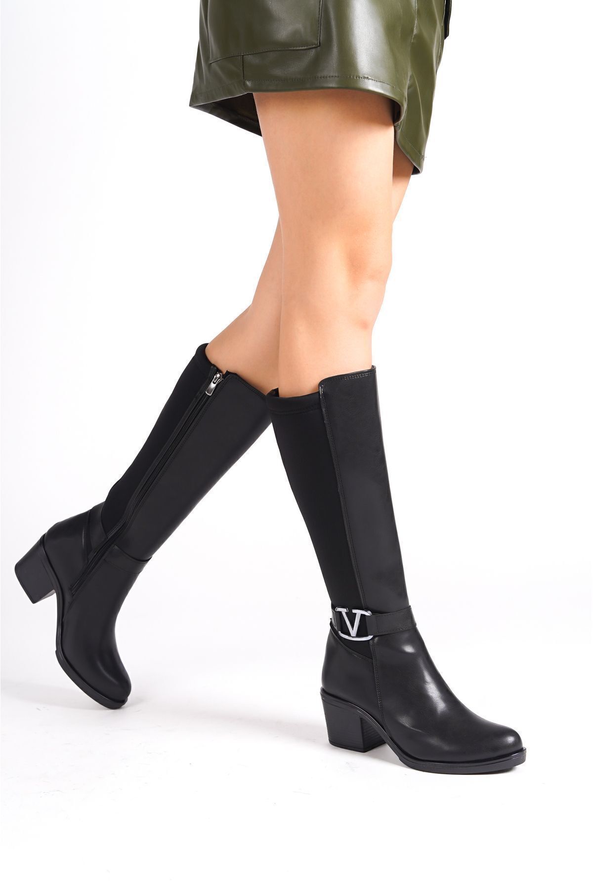Limeo Siyah Deri Görünümlü Arkası Streç Esnek Kalın Orta Yüksek Topuklu V Metal Detay Fermuarlı Uzun Çizme