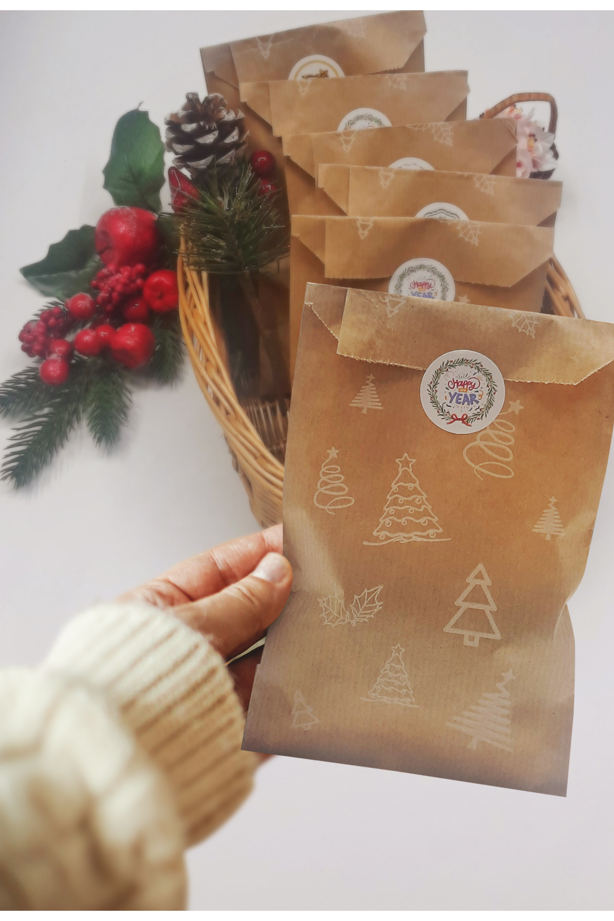 Bimotif 20 adet çam desenli kese kağıdı, hediye paketi (11x20 cm ) ve happy new year sticker