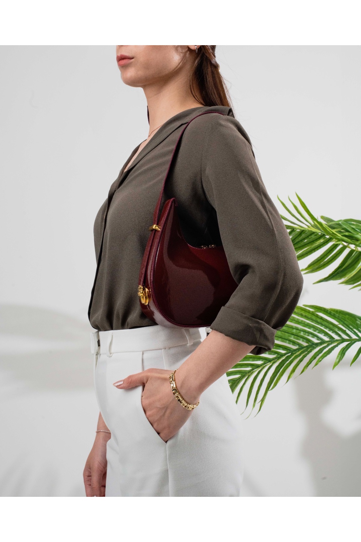 حقيبة كتف نسائية ذات حزام خاص باللون العنابي