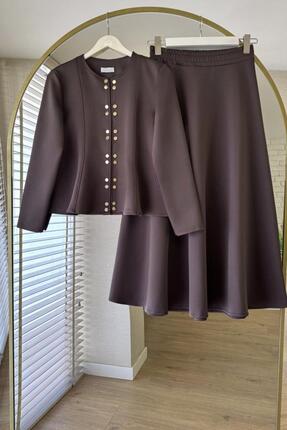 GÜLSEVEN Gold düğmelerle zenginleştirilmiş, beli oturan ve hafif peplum kesim...