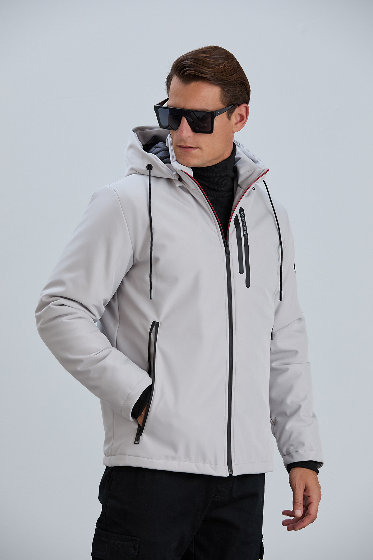کاپشن مردانه طرح‌دار با جزئیات چاپ‌شده و آستردار از جنس SoftShell — اکرو BRONX26 — تصویر 4 از 8