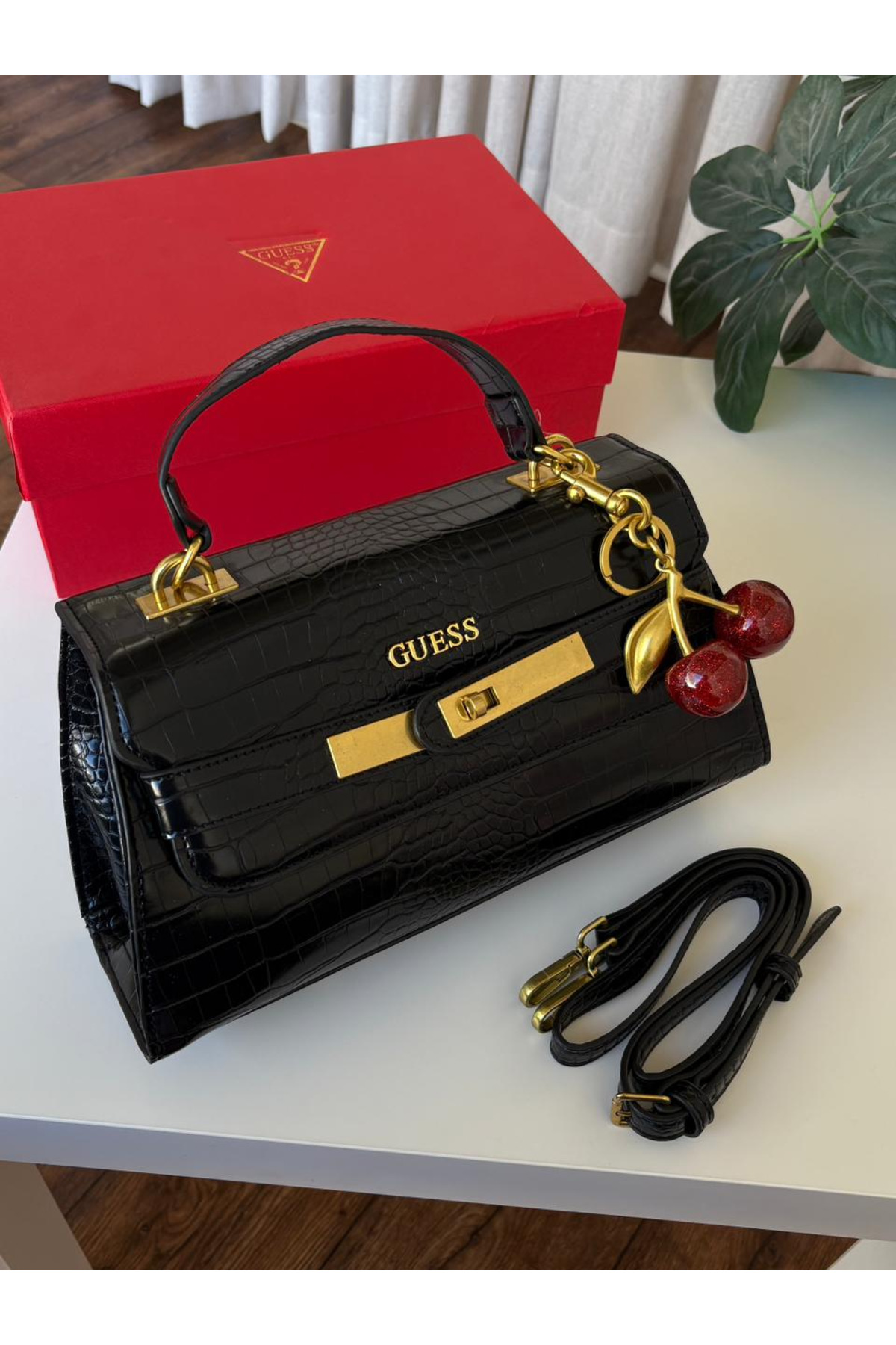 High-quality shoulder bag with accessories