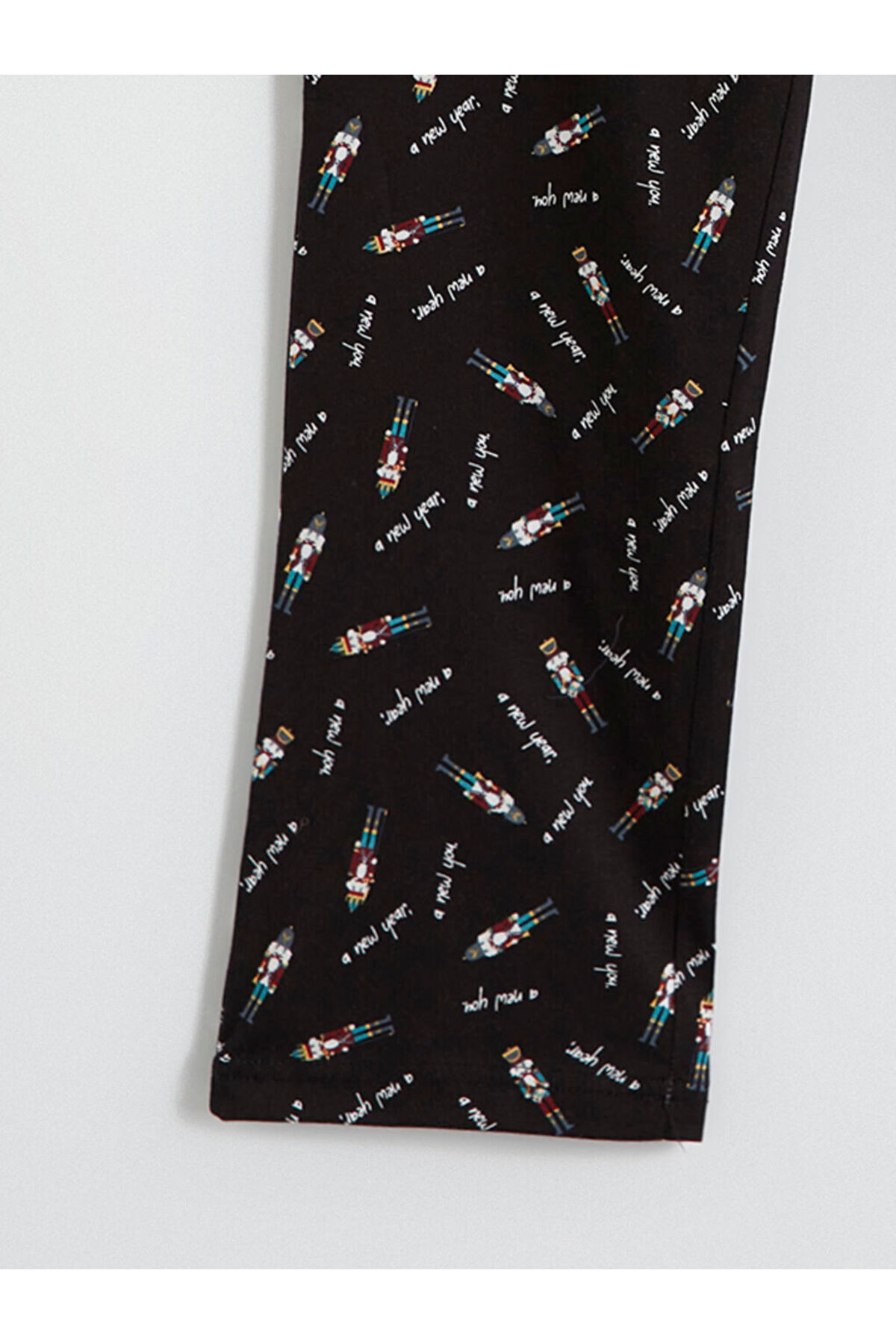 LC Waikiki MG TREND'EN Yeşil Standart Kalıp Yılbaşı Temalı Erkek Pijama Takımı görsel 5