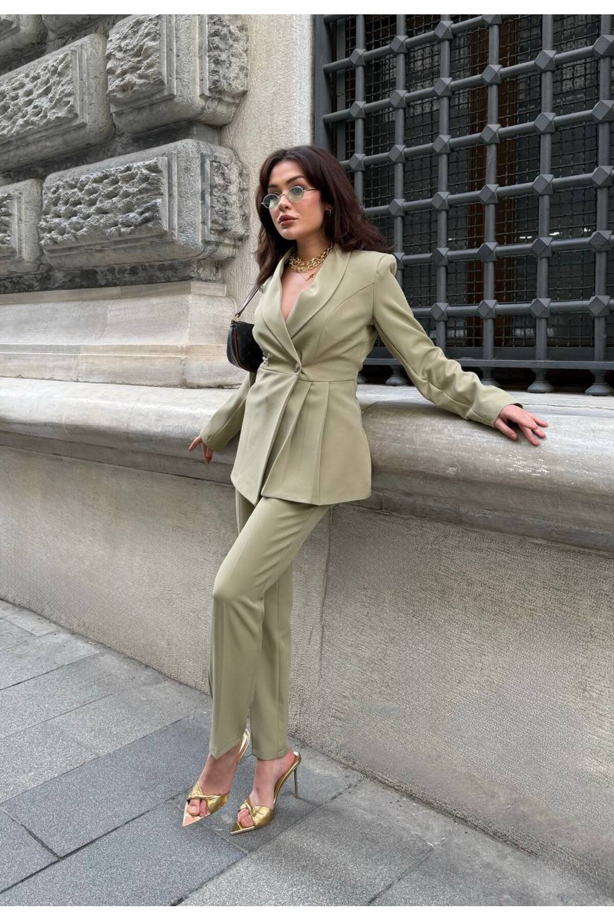 Costume tailleur jupe-veste plissé pour femme - Görsel 3