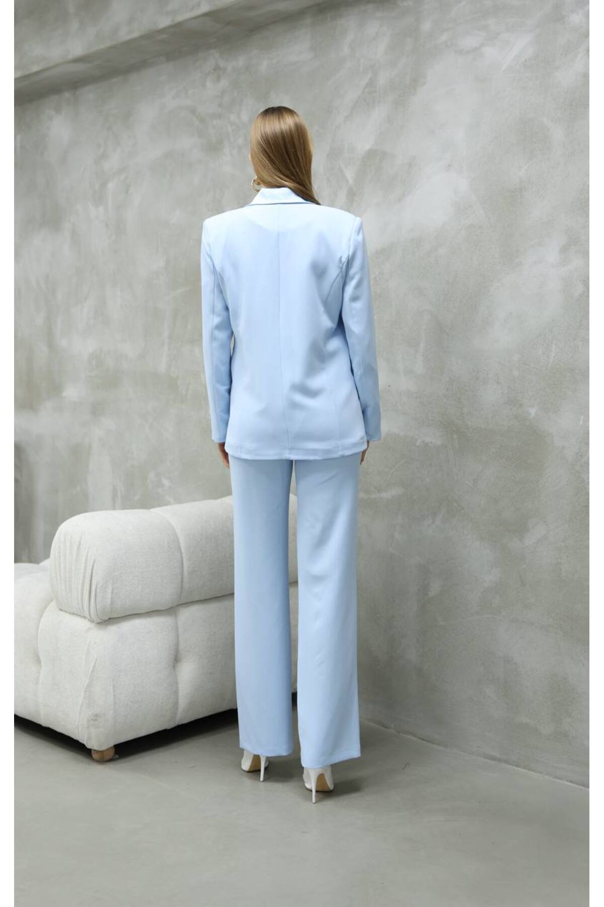 Costume tailleur bleu satiné pour femme avec veste et pantalon - Görsel 6