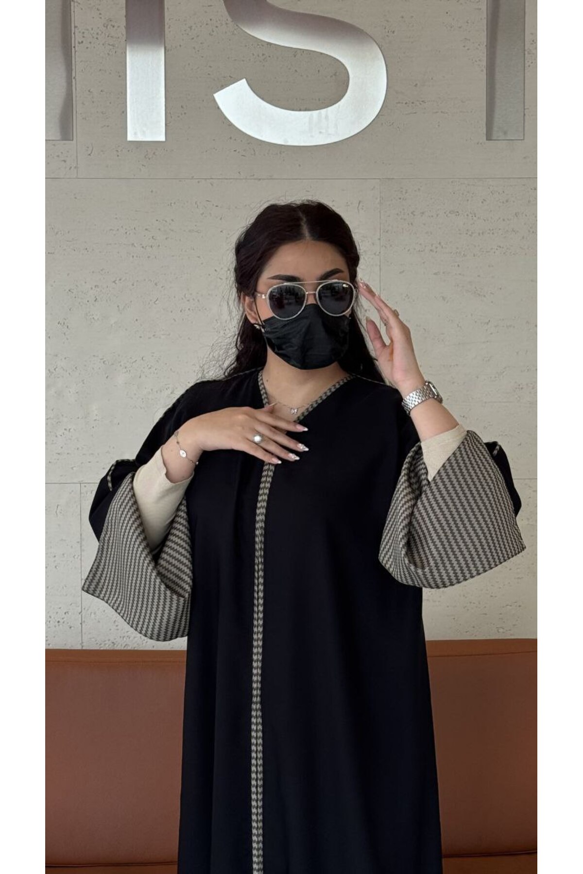 عباية سارة – فخامة الكريب بتفاصيل نقشة الهيرن بون