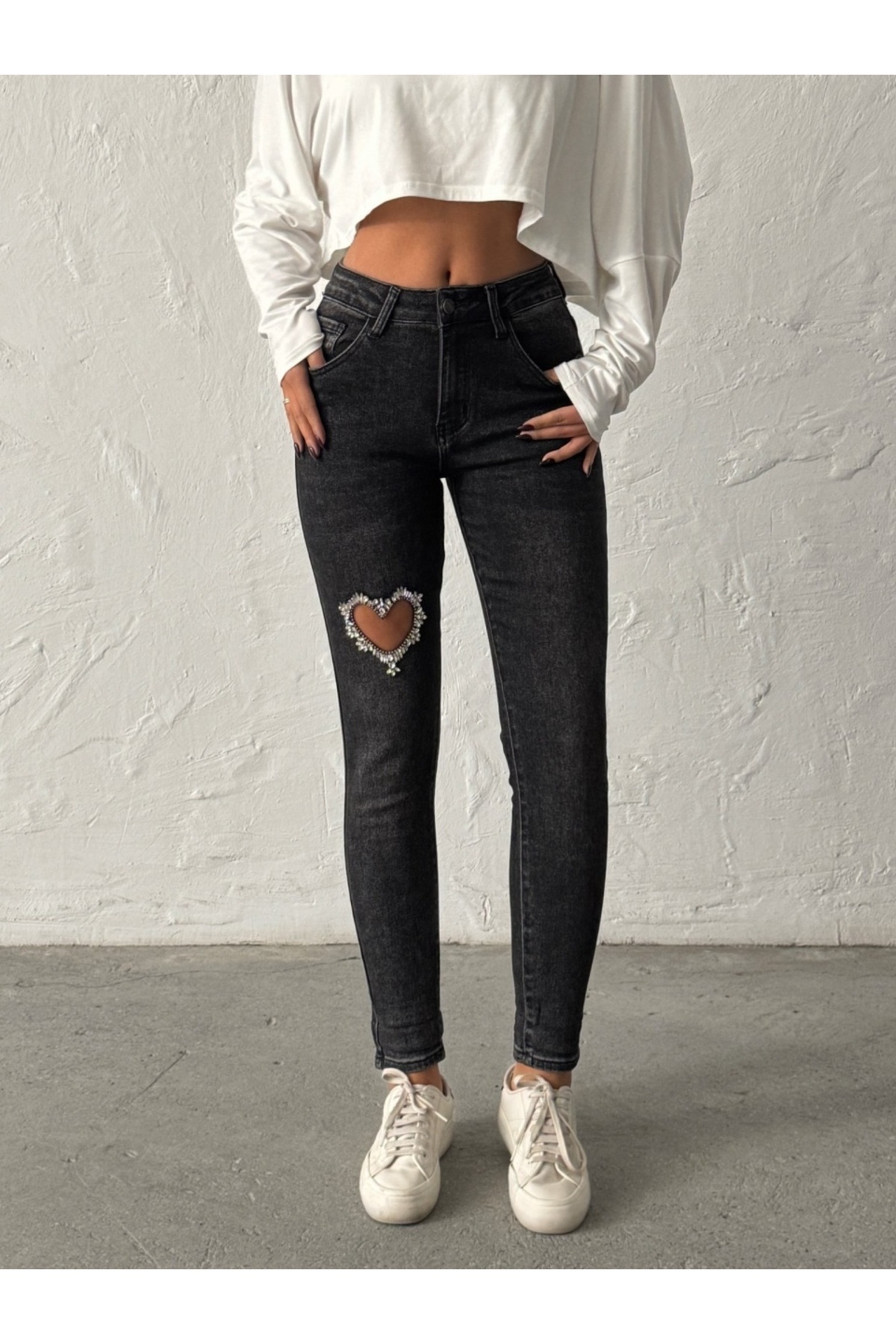 ADAMODA.RO Τεντωμένο τζιν για μαμάδες με λεπτομέρεια σε σχήμα καρδιάς