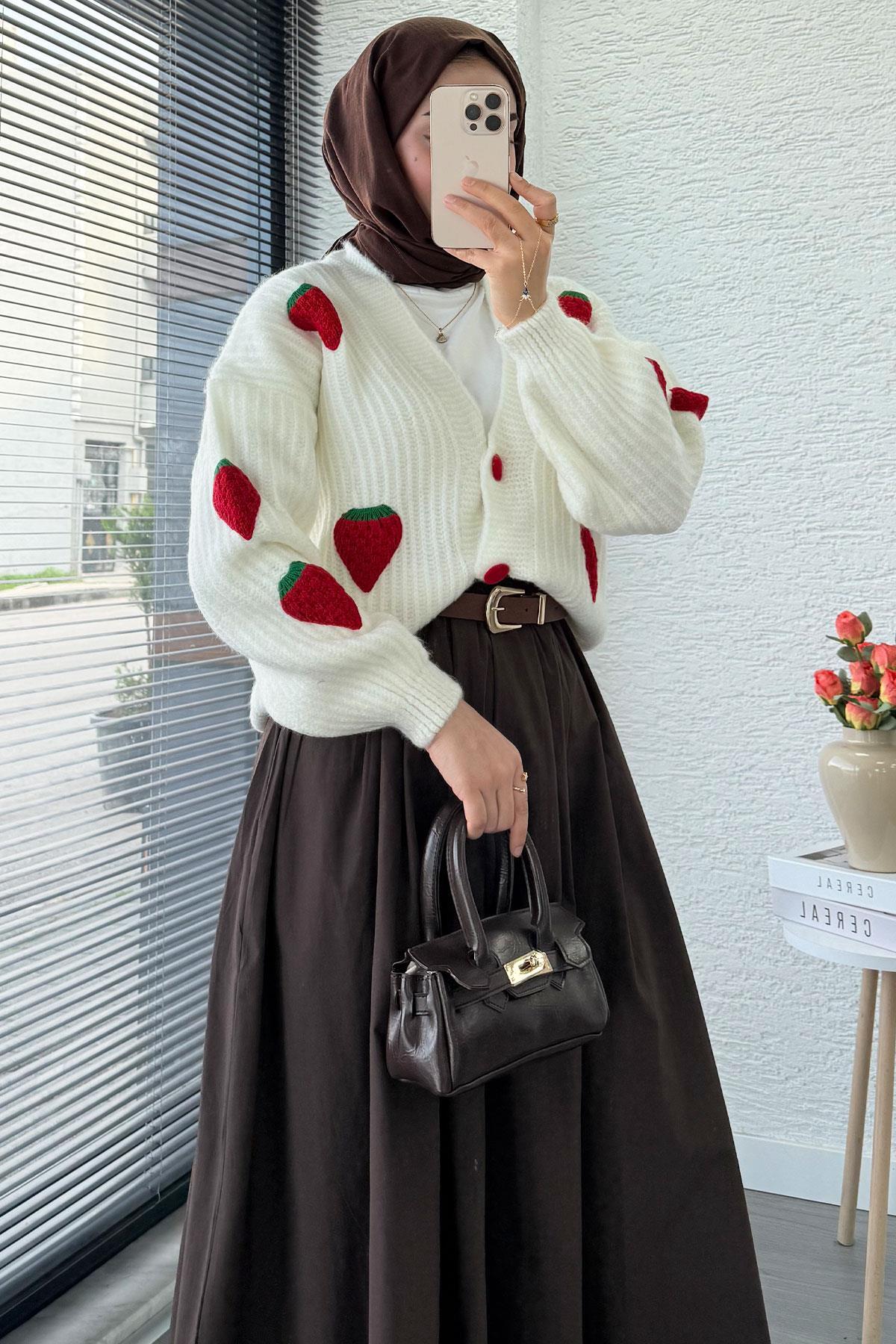 MELEK ARAZ  Çilek Desenli Kısa Oversize Triko Hırka – Ekru - Görsel 7