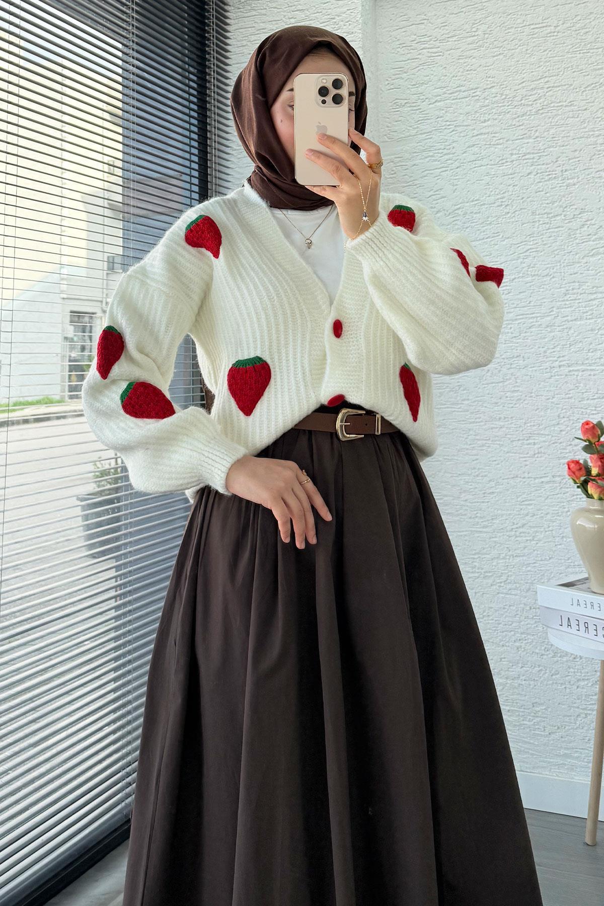 MELEK ARAZ  Çilek Desenli Kısa Oversize Triko Hırka – Ekru - Görsel 5