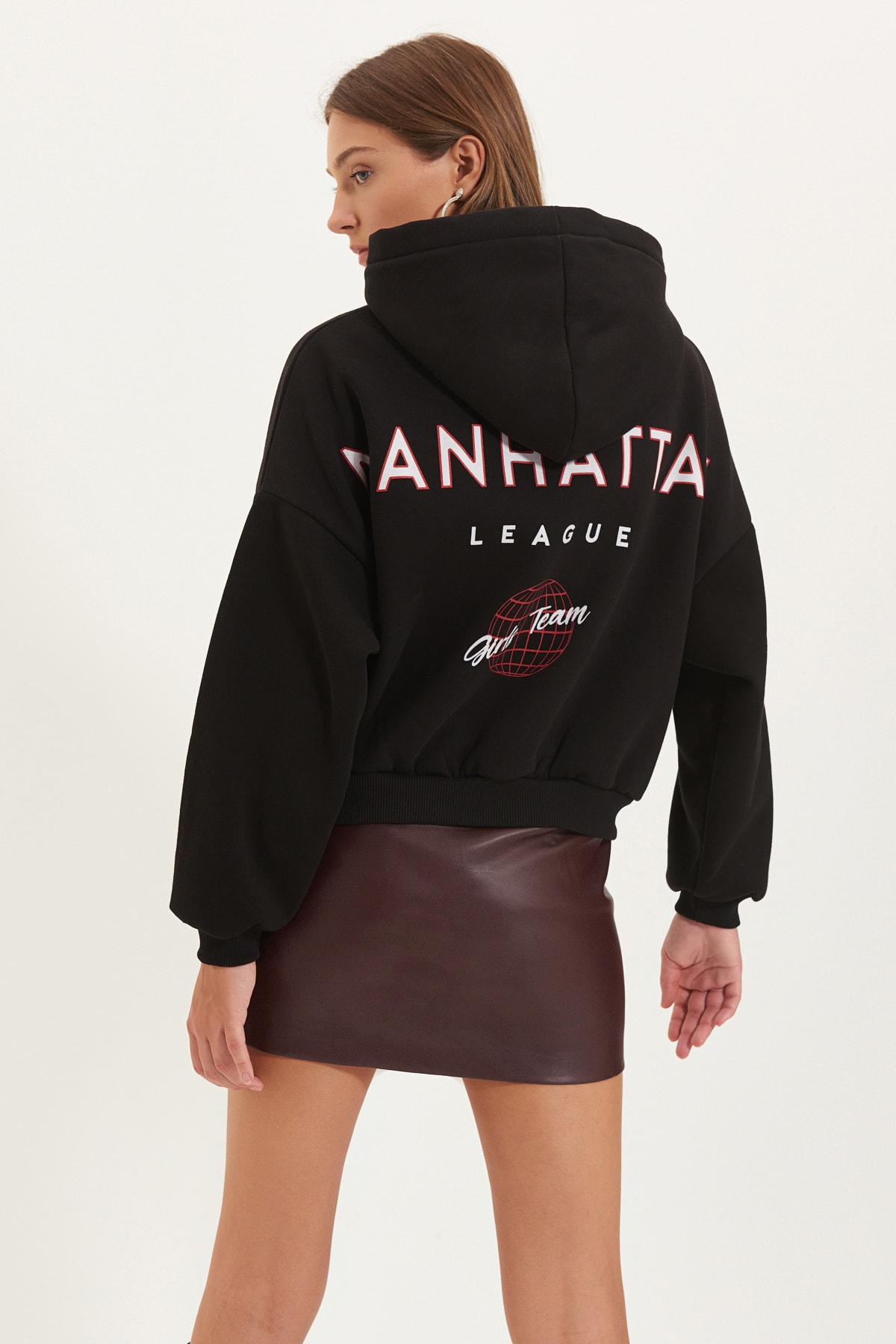 Trendyolmilla Siyah Sırt Baskı Detaylı Kapüşonlu Kalın İçi Polarlı Örme Sweatshirt TWOAW22SW0711
