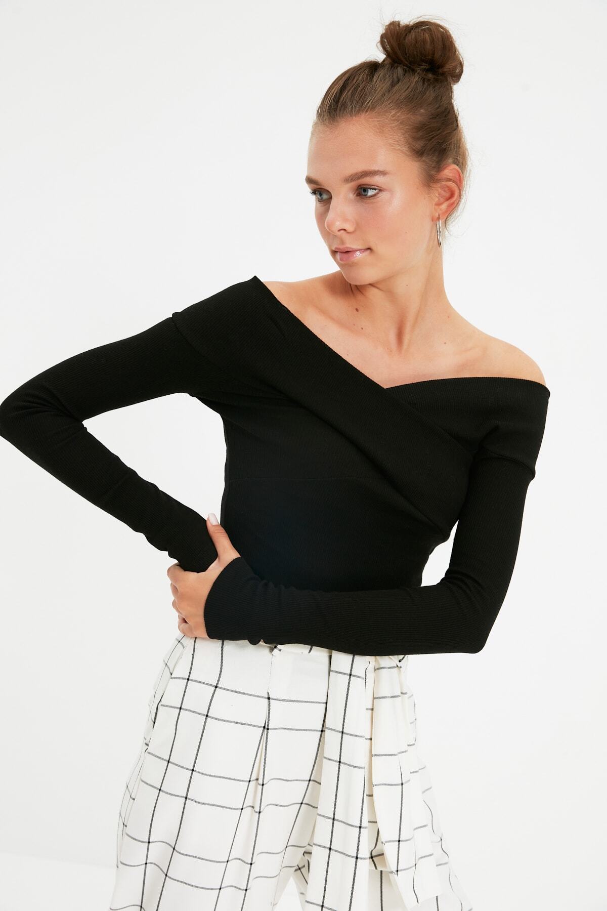 Trendyol Collection Czarny, elastyczny, dzianinowy body Carmen z kołnierzykiem w prążki, zapinany na zatrzaski z przodu TWOAW21BD0053