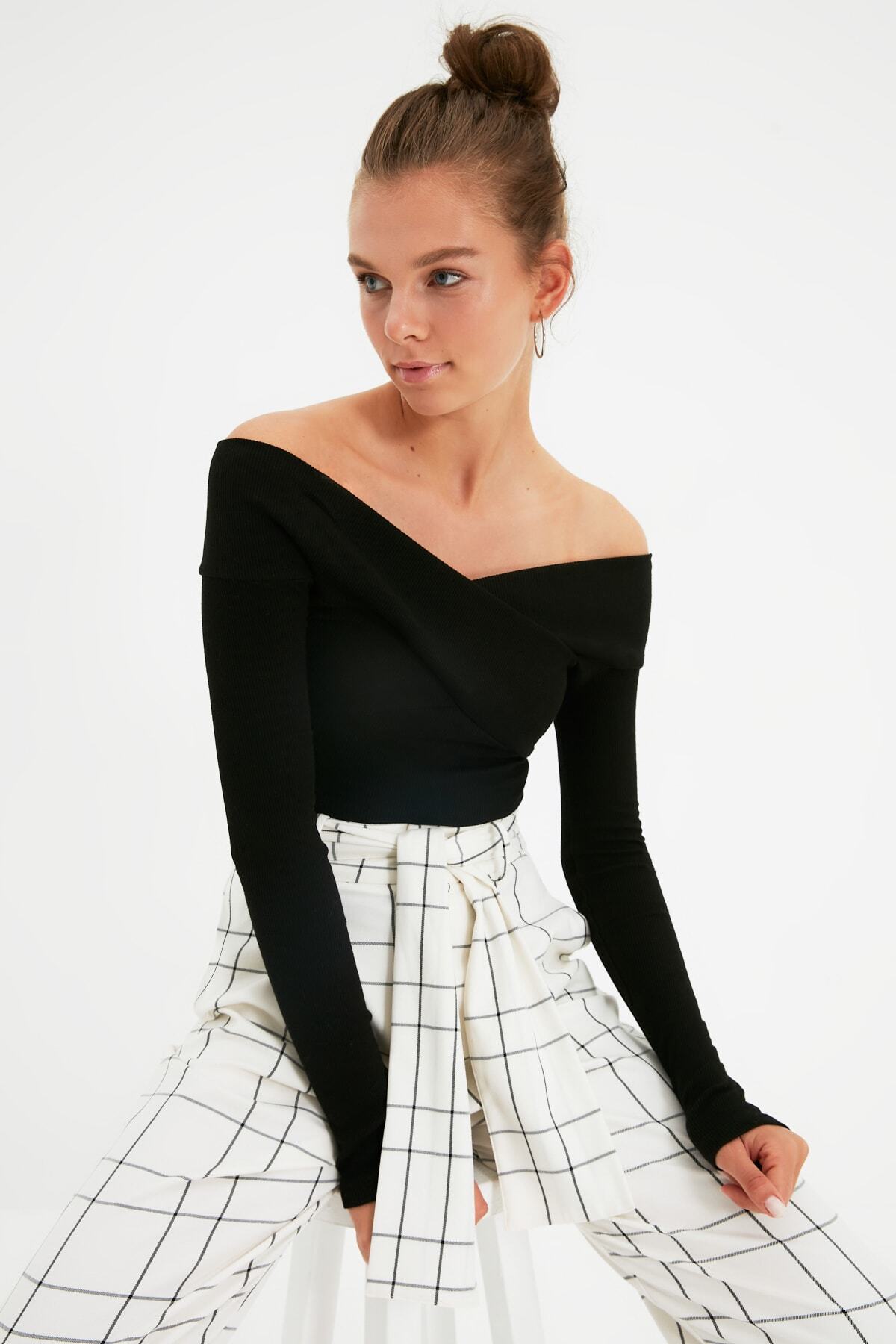 Trendyol Collection Czarny, elastyczny, dzianinowy body Carmen z kołnierzykiem w prążki, zapinany na zatrzaski z przodu TWOAW21BD0053