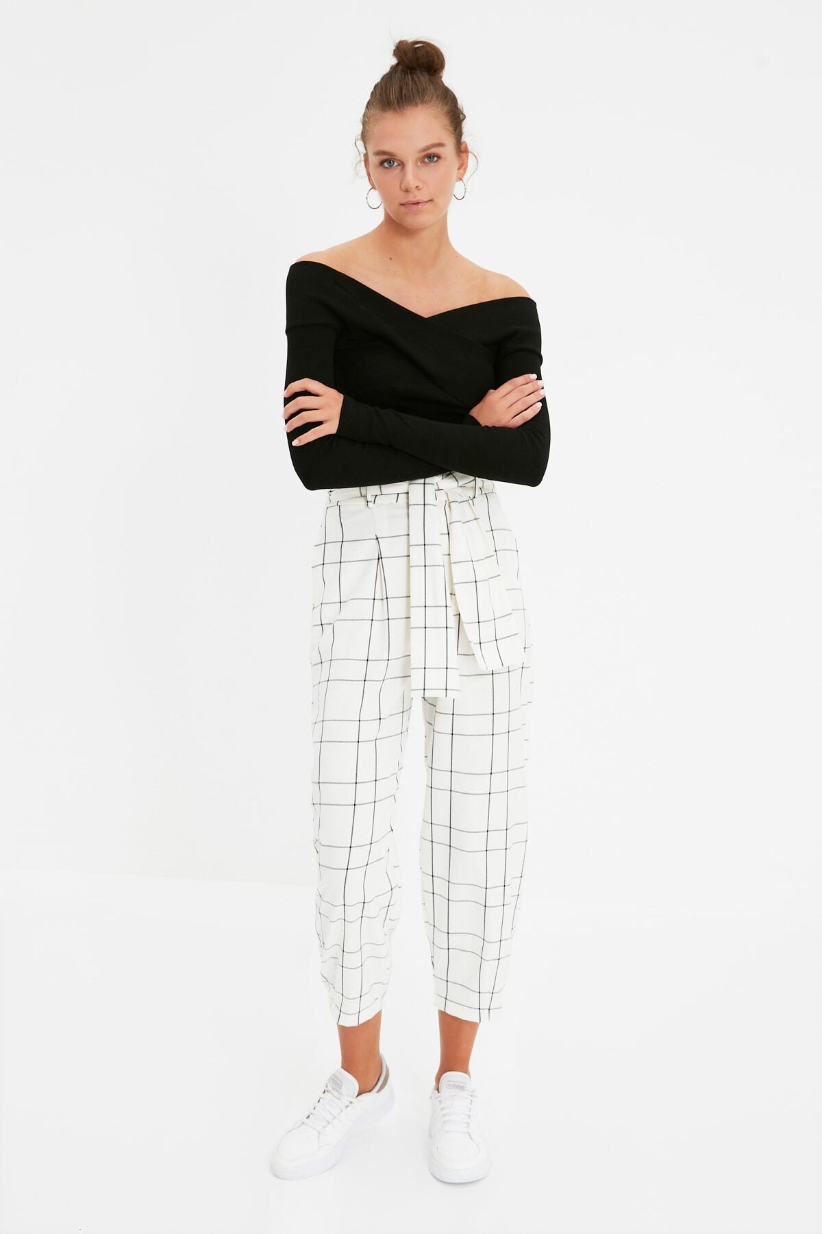 Trendyol Collection Czarny, elastyczny, dzianinowy body Carmen z kołnierzykiem w prążki, zapinany na zatrzaski z przodu TWOAW21BD0053