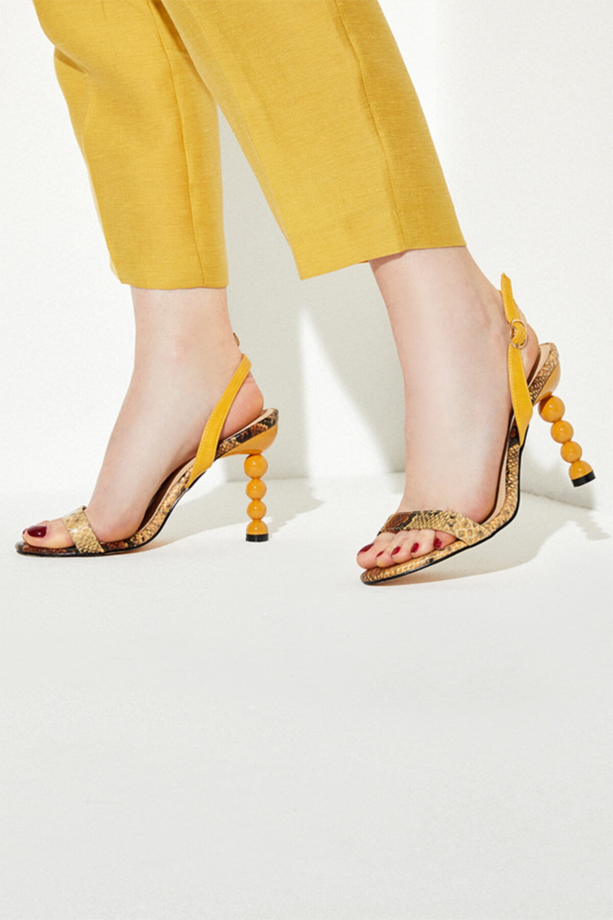 کفش پاشنه بلند فانتزی زنانه زرد دریمود Derimod