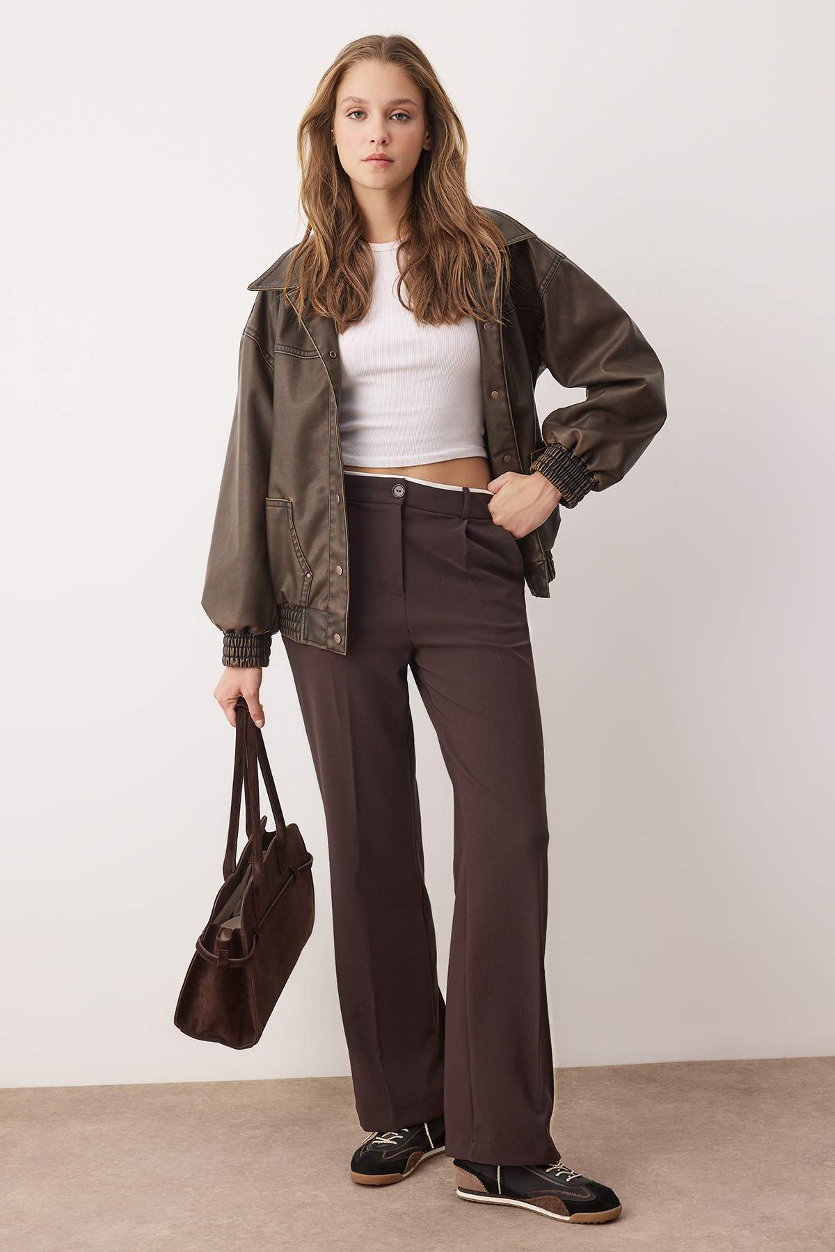 Trendyolmilla  Koyu Kahverengi Kemer Detaylı Wide Leg/Geniş Paça Dokuma Pantolon TWOAW24PL00341 - Görsel 2