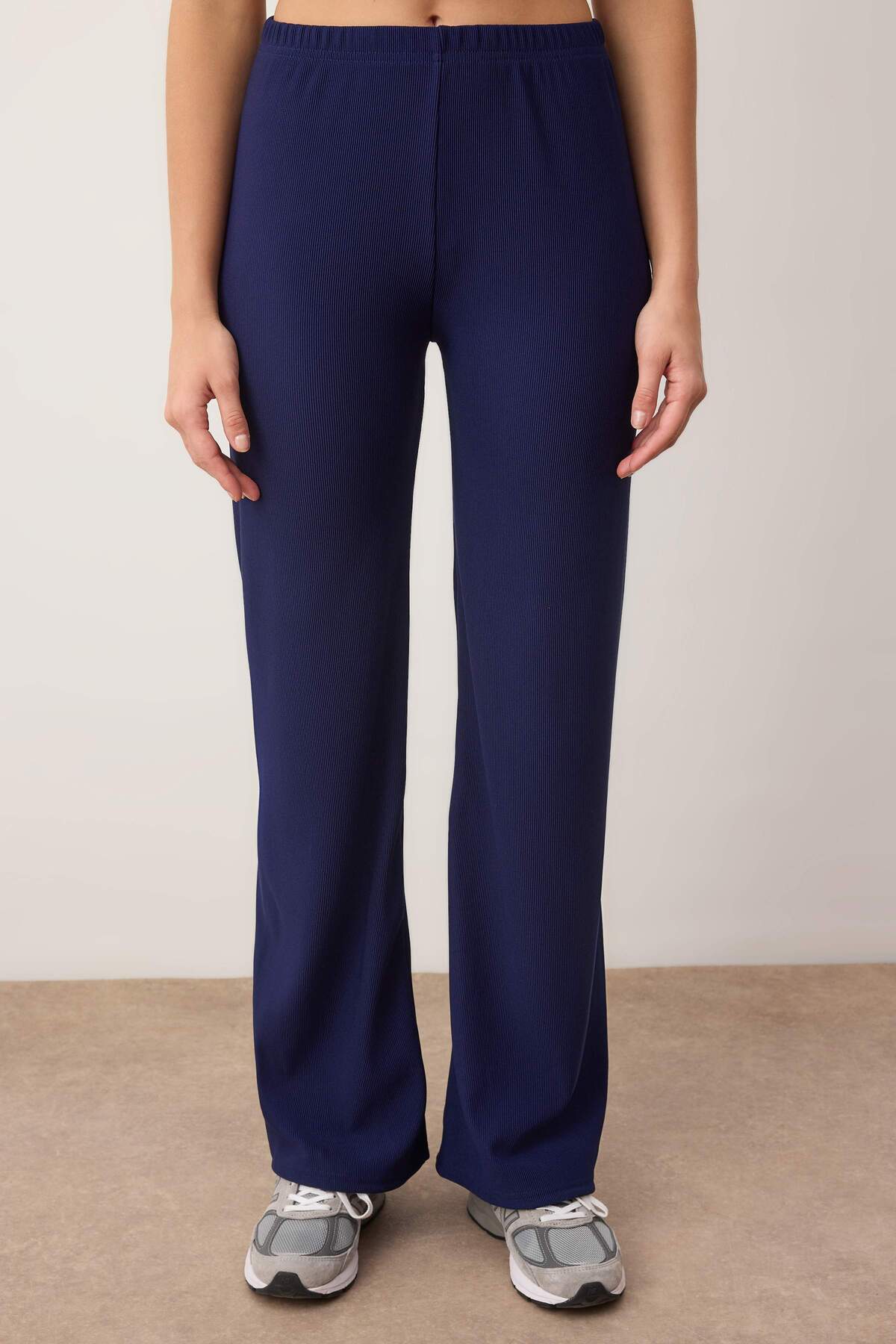 Trendyolmilla  Lacivert Gümüş Düğme Aksesuarlı Sıfır Kol Üst Regular Pantolon Örme Alt - Üst Takım TWOAW26AU00083 - Görsel 3